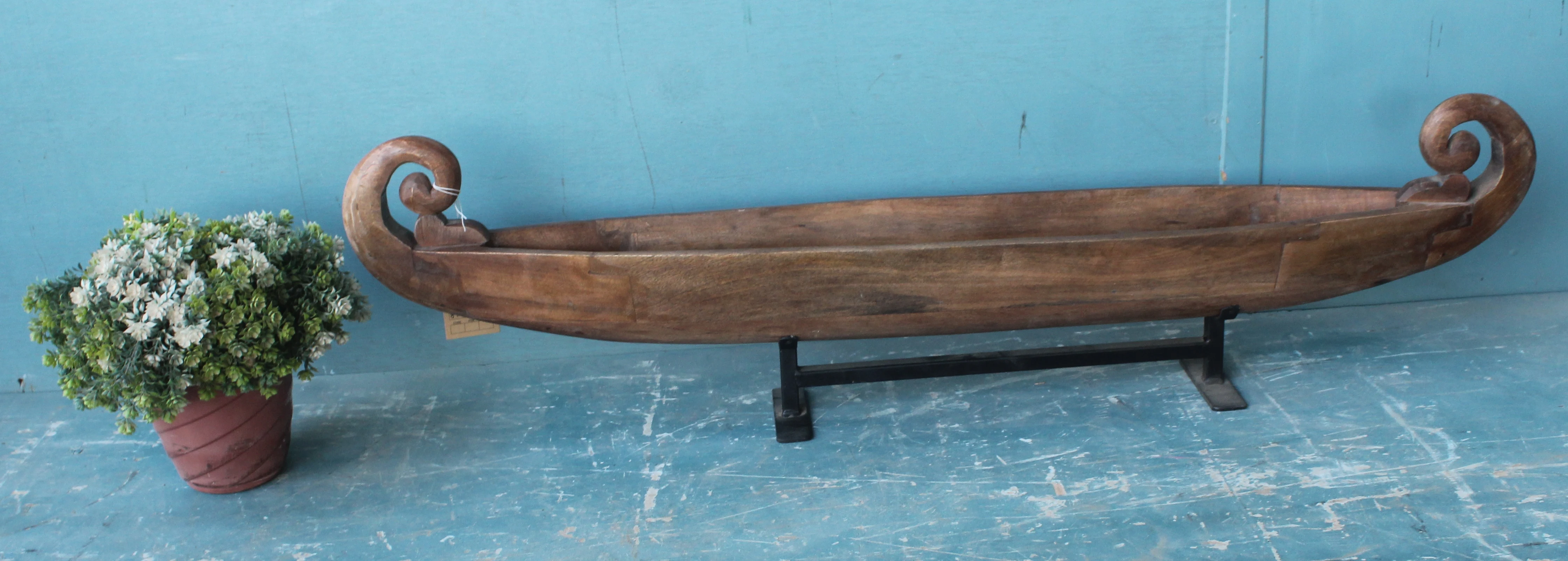 Eco-friendly Modern Wooden Serving Tray Boat Shape with Iron Stand Natural Mango Wood Color for Living Room Kitchen Bedroom