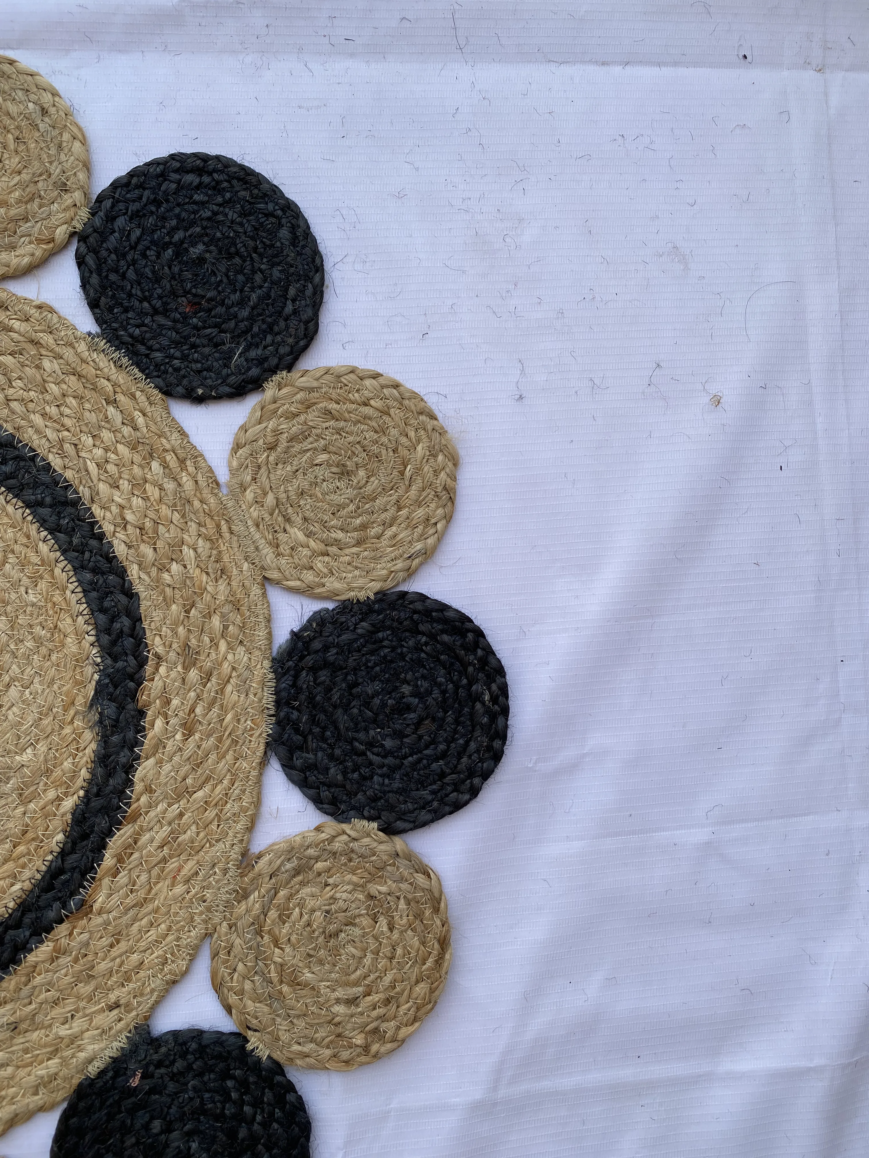 Beautifully Designed Flower Shape Embroidered Handcrafted Jute Braided Round Carpet Rugs for Home Living Room Hotel Hospital