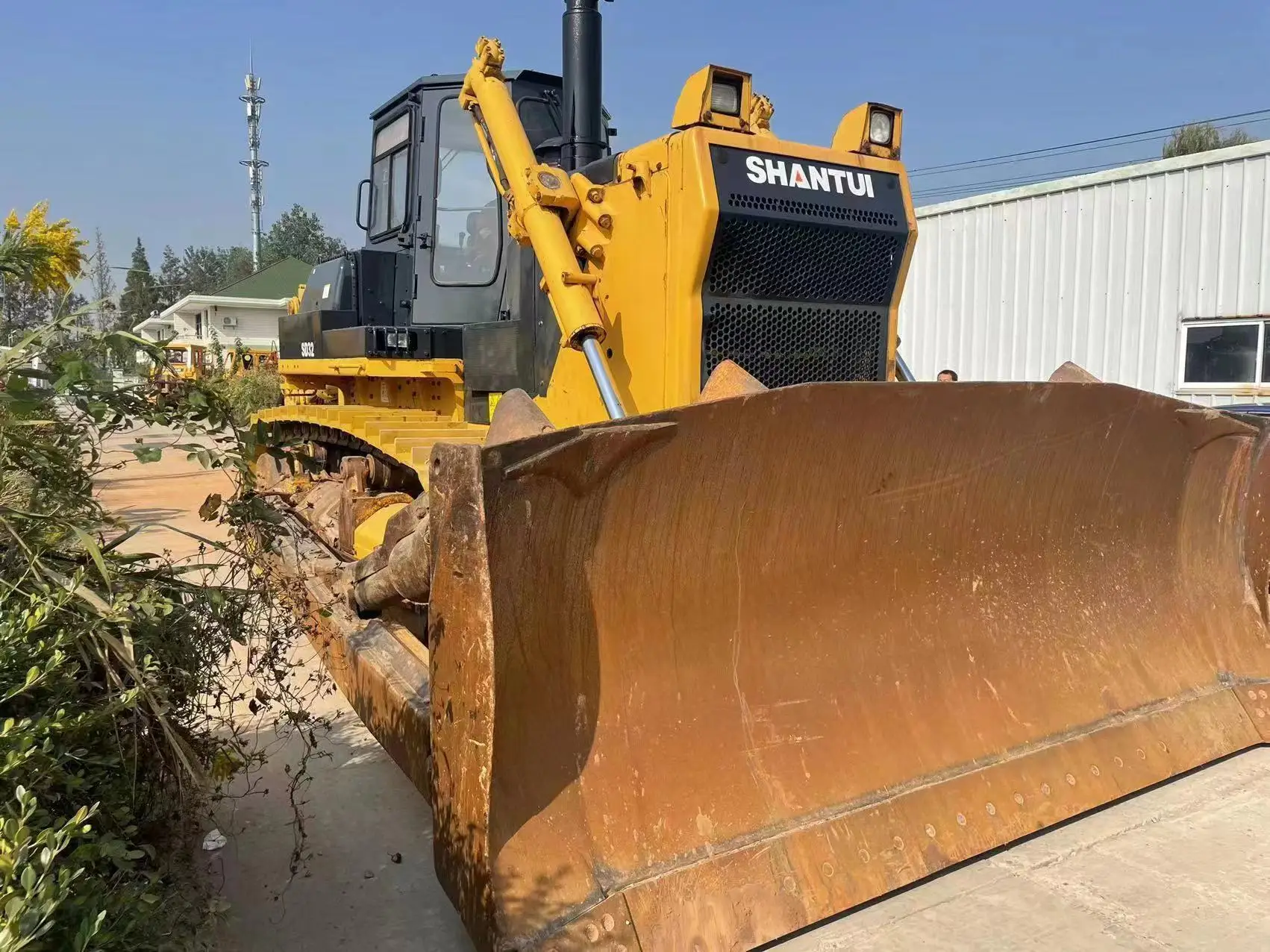 Used track-type tractor SHANTUI SD32 China famous brand Shantui bulldozer with good performance with big dozer blade  capacity