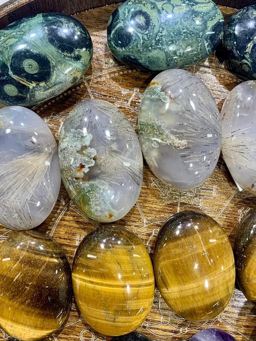 Wholesale Natural MIX Crystal Palm Stone For Sale |  Healing  CRSYATSLS Palm Stone For gift | MIX CRSYATSLS PALMS