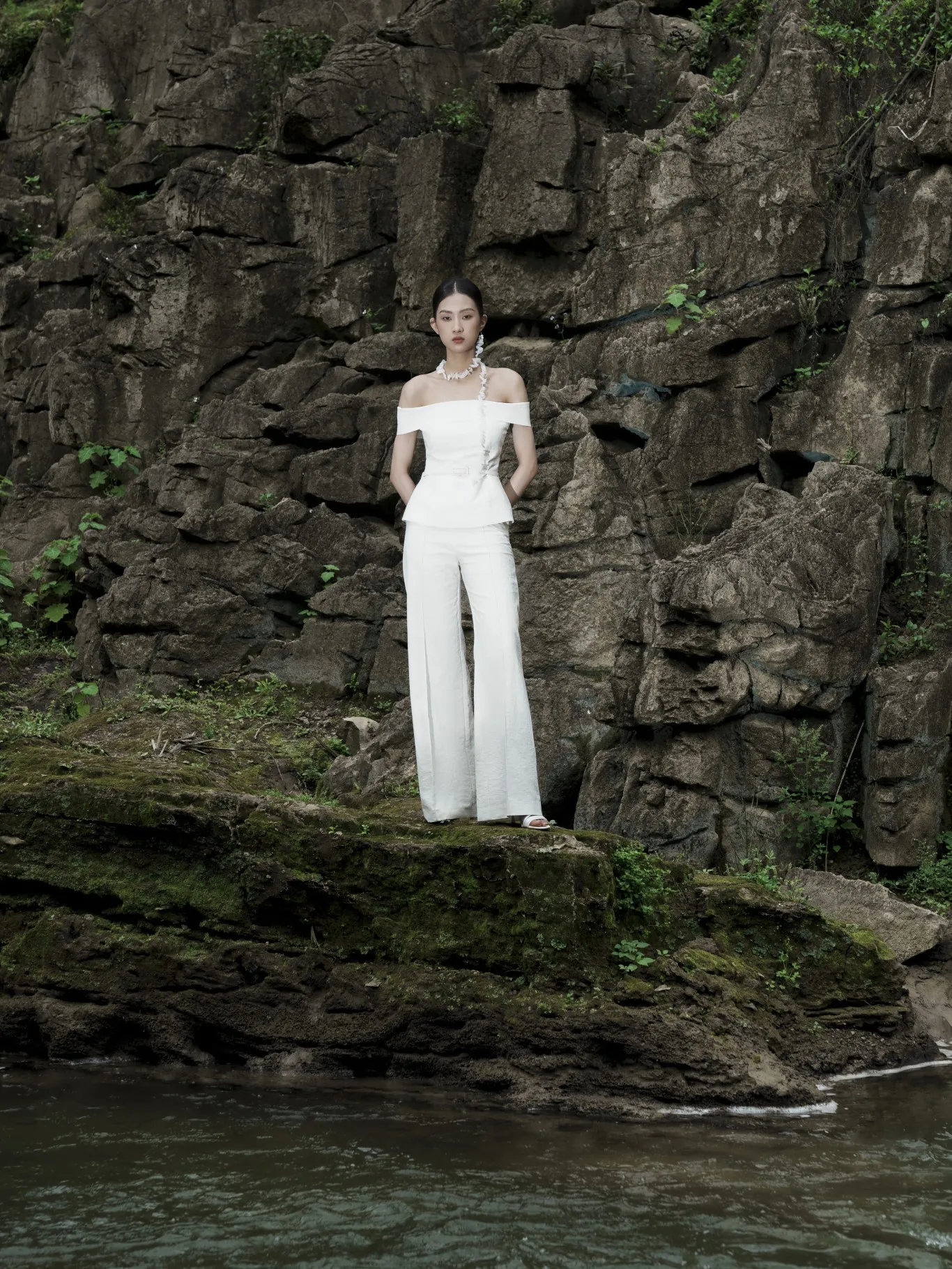 Белые брюки с широкими штанинами