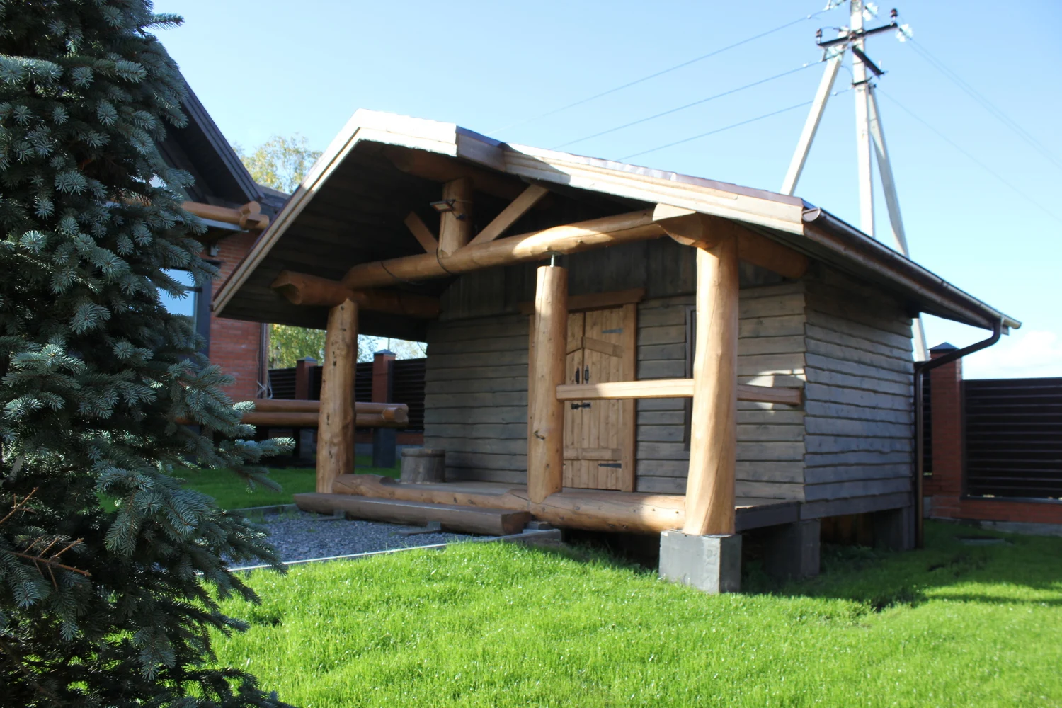 Customize Natural Wood Outdoor 25 m2 Storage Shed Natural Solid Wood Log WoodShed for Wood and Tools Storage