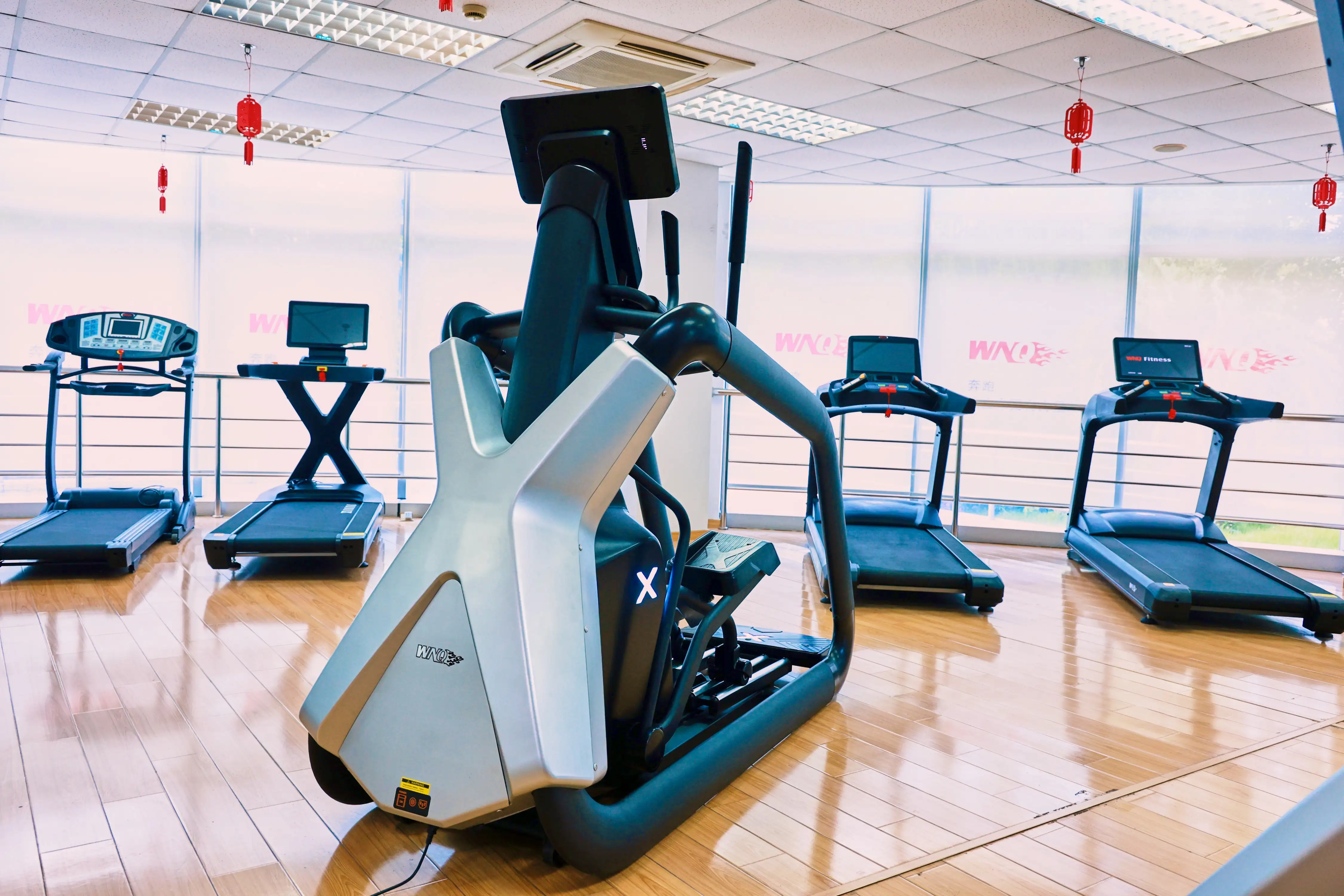 VENUS-XE-TV1 /Incline Adjustable Commercial Use Elliptical / Crosstrainer /15.6 Inch Capacitive Touch Screen