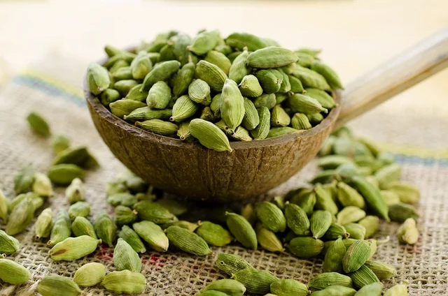 High Quality Grinding Fresh Cardamom Green Cardamom Seasoning Food Grade Cardamom Elaichi .