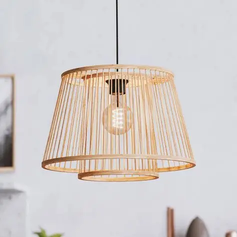 Элегантный абажур из бамбука и ротанга идеально подходит для подвесных светильников
