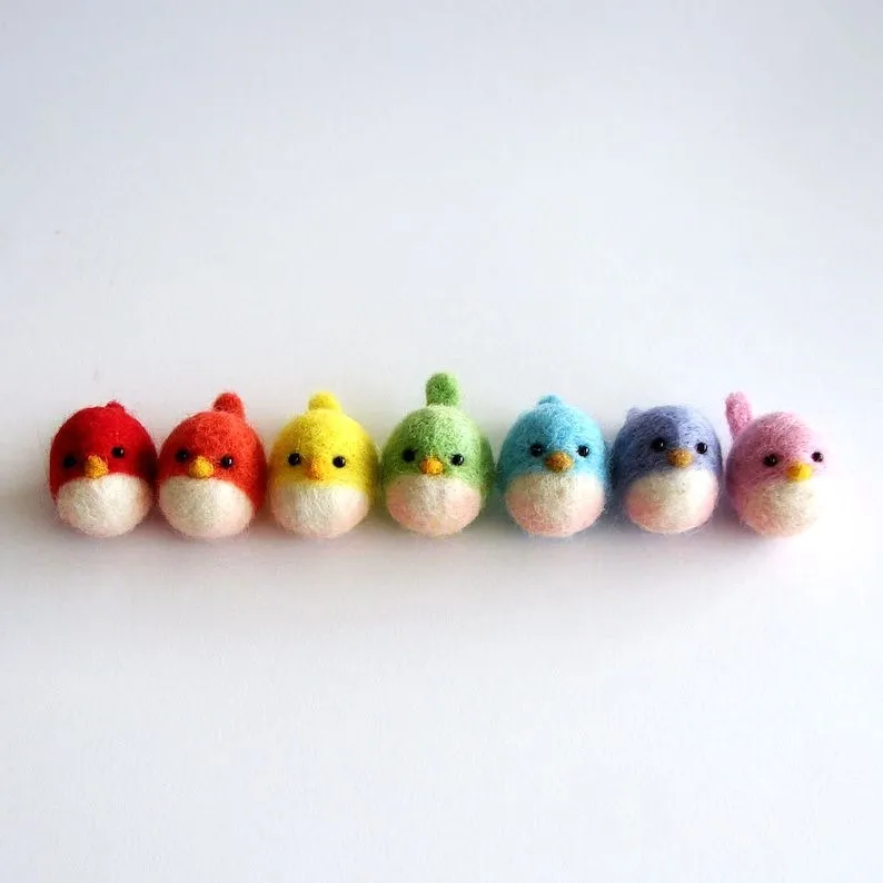 Charming Needle Felted Bird: Handmade Wool Avian Beauty, Perfect for Small Spaces and Thoughtful Gifting