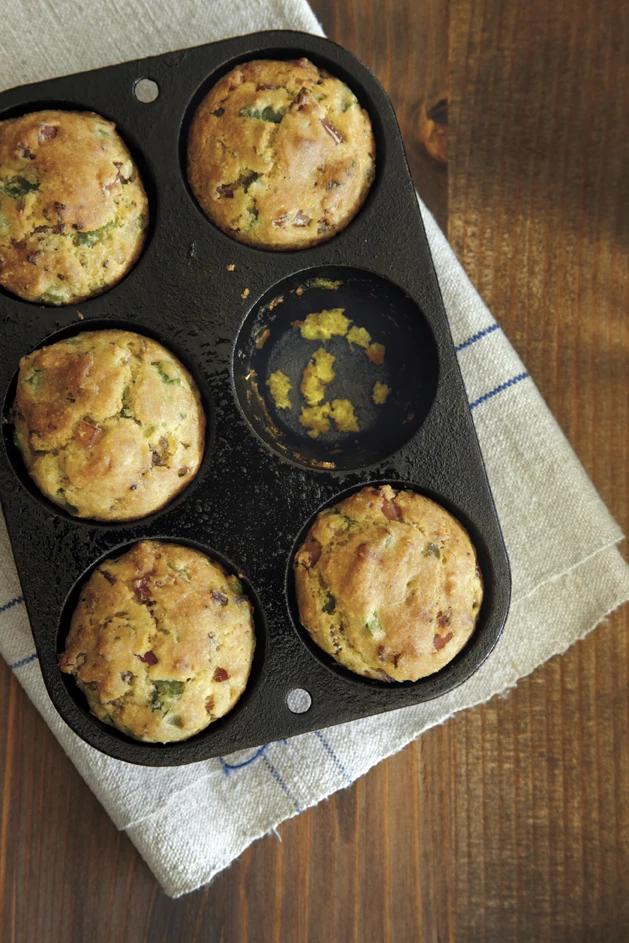 Pre-seasoned Cast Iron Cake Pan for Baking Biscuits - Mini Cake Pan (6 Cups Muffin Pan), Cast Iron Baking Cookware, Black