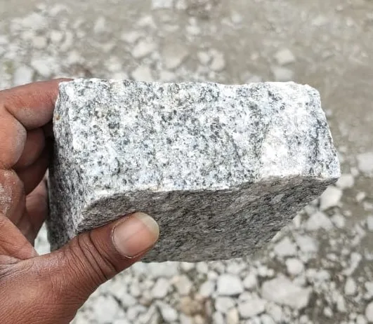Индийские серые гранитные плитки Натуральная поверхность кубические камни палубки патио дорожка парковочные оптовая продажа брусчатые