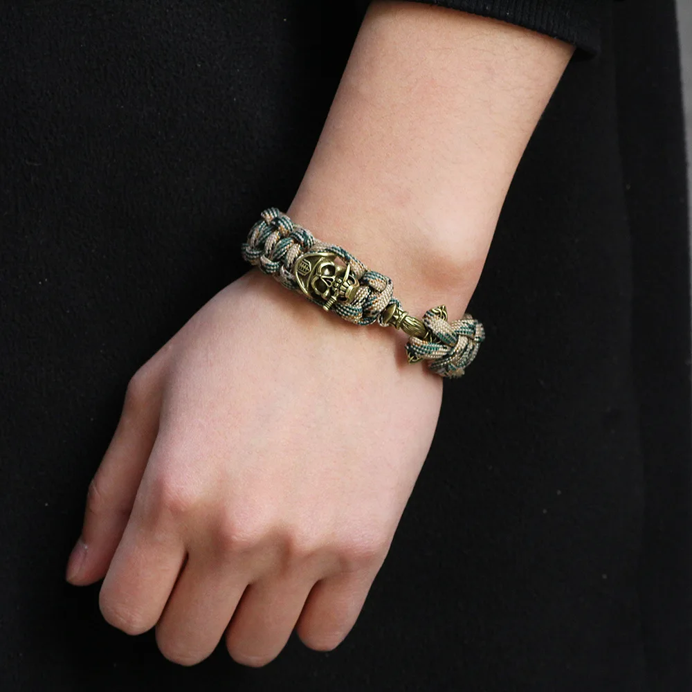 Мужской браслет с черепом