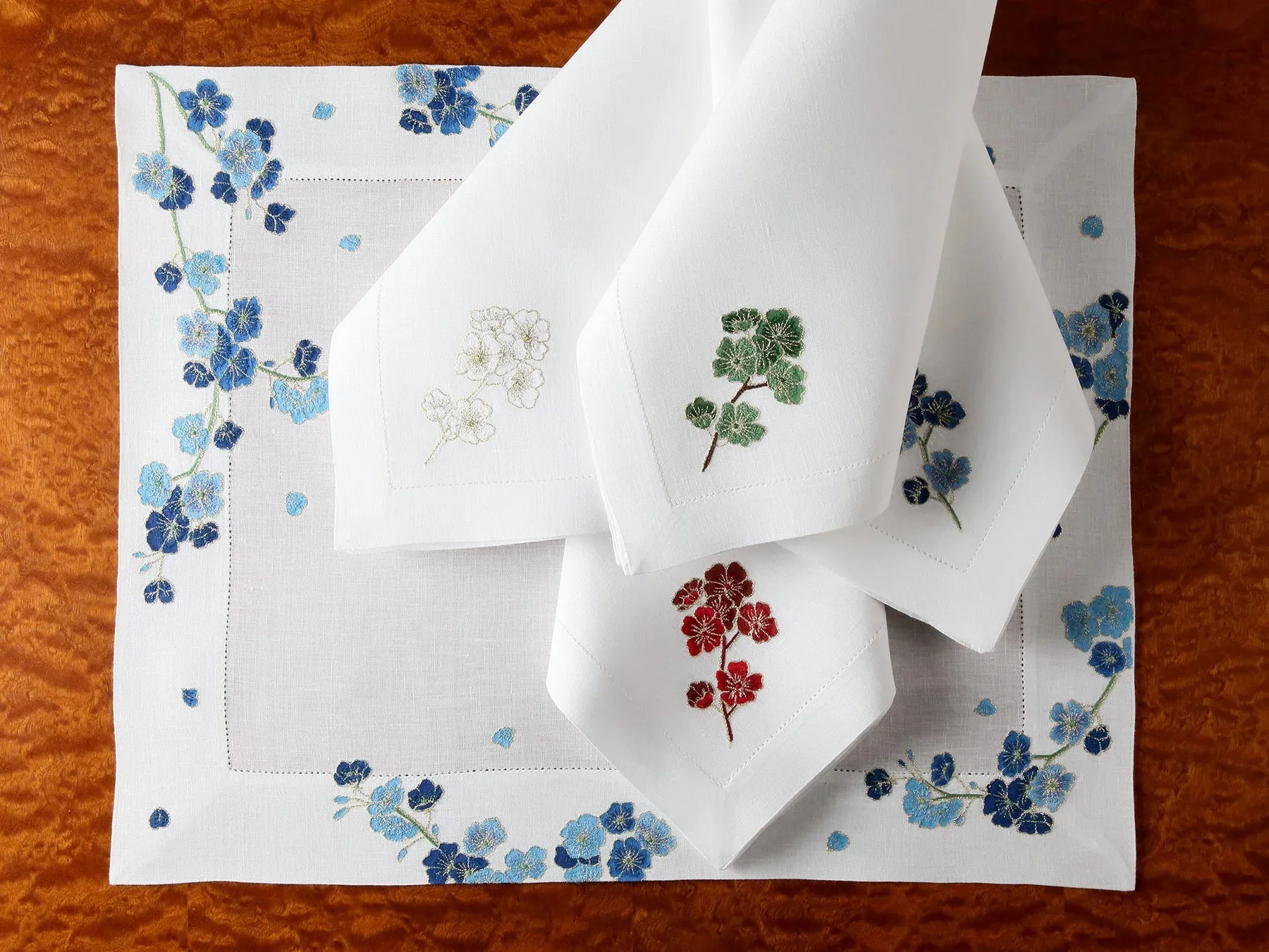 Custom Design 100% Pure White Cotton Napkin Set Placemat Elegant Embroidered Flowers With Hemstitch Home Hotels Events Parties
