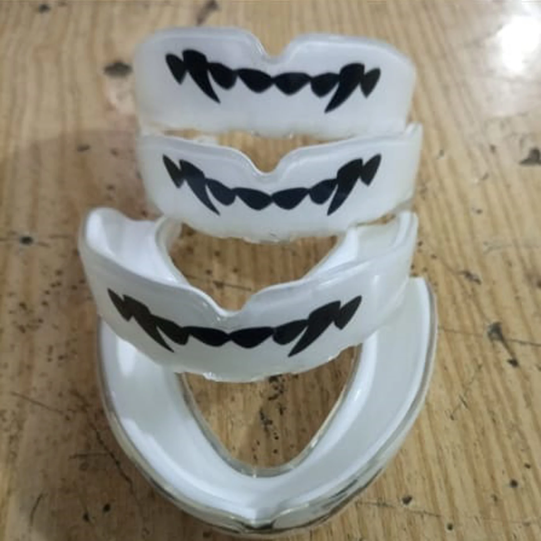 Специально изготовленные детали для защиты зубов с чехлом и логотипом Очень рекомендуем