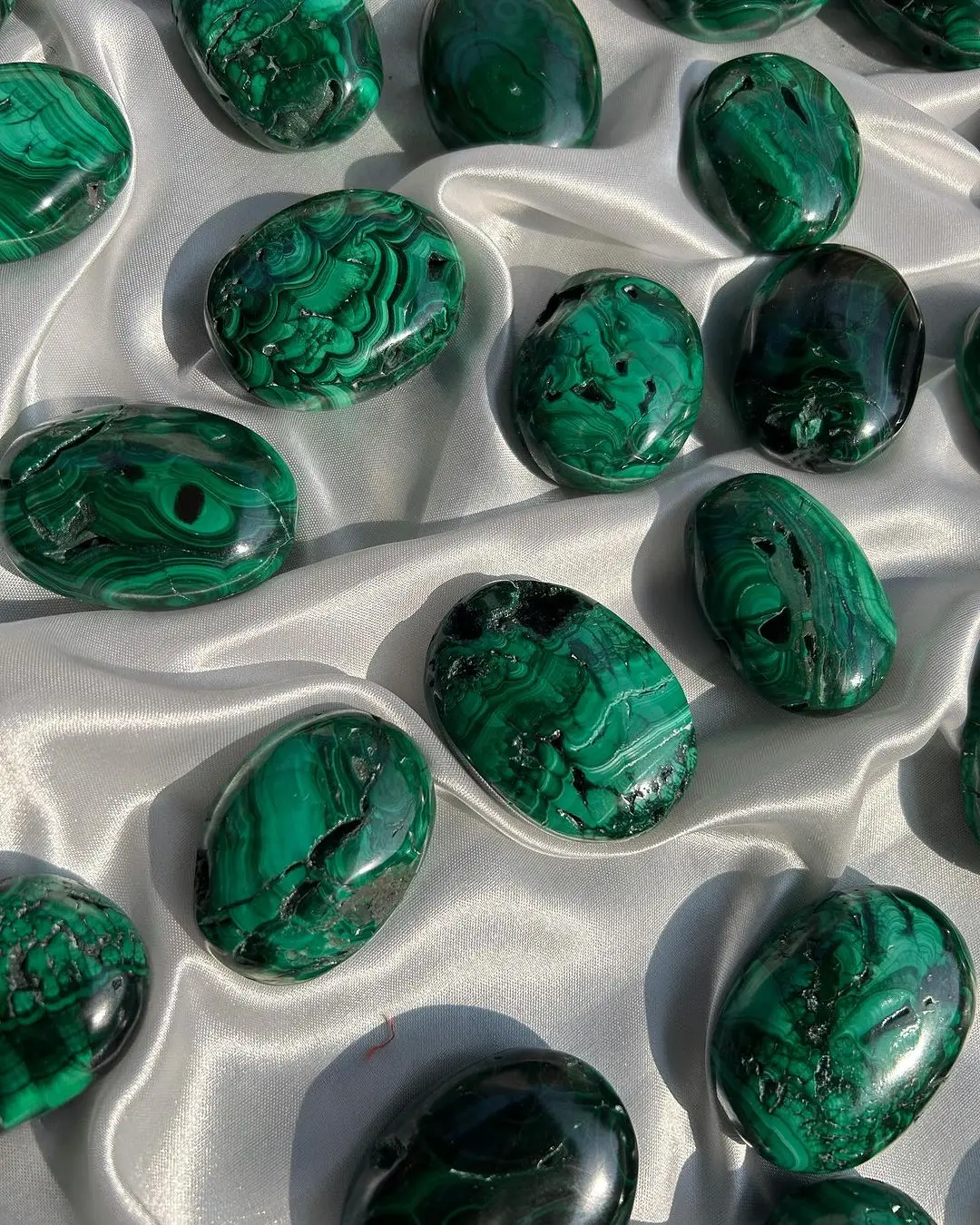 Genuine Shiny Polished Malachite Crystal Palm Stones Natural Semi-Precious Healing Energy Stone Wholesale Decorative Sale