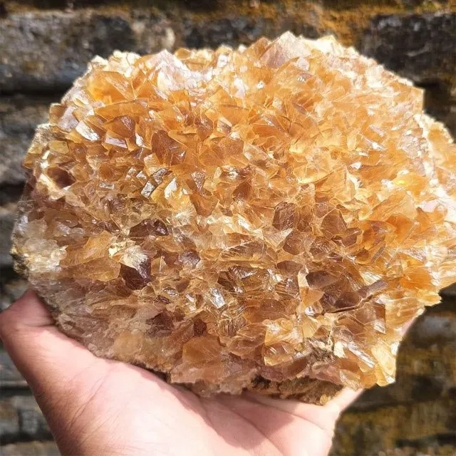 Богатая желтая матрица кальцита на индийских минералах
