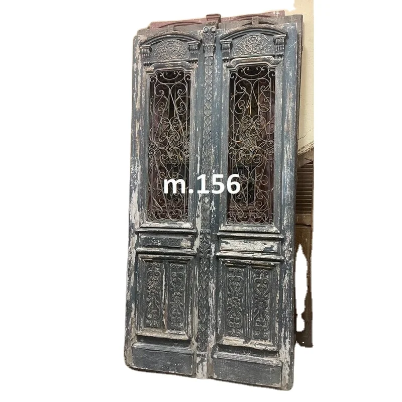 Старая винтажная деревянная дверь с металлическим кодом 156
