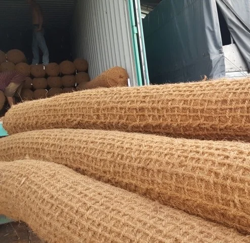 Вьетнамские бревна 100% натурального кокосового волокна и биоразлагаемые обернутые косовой сеткой типичный дизайн