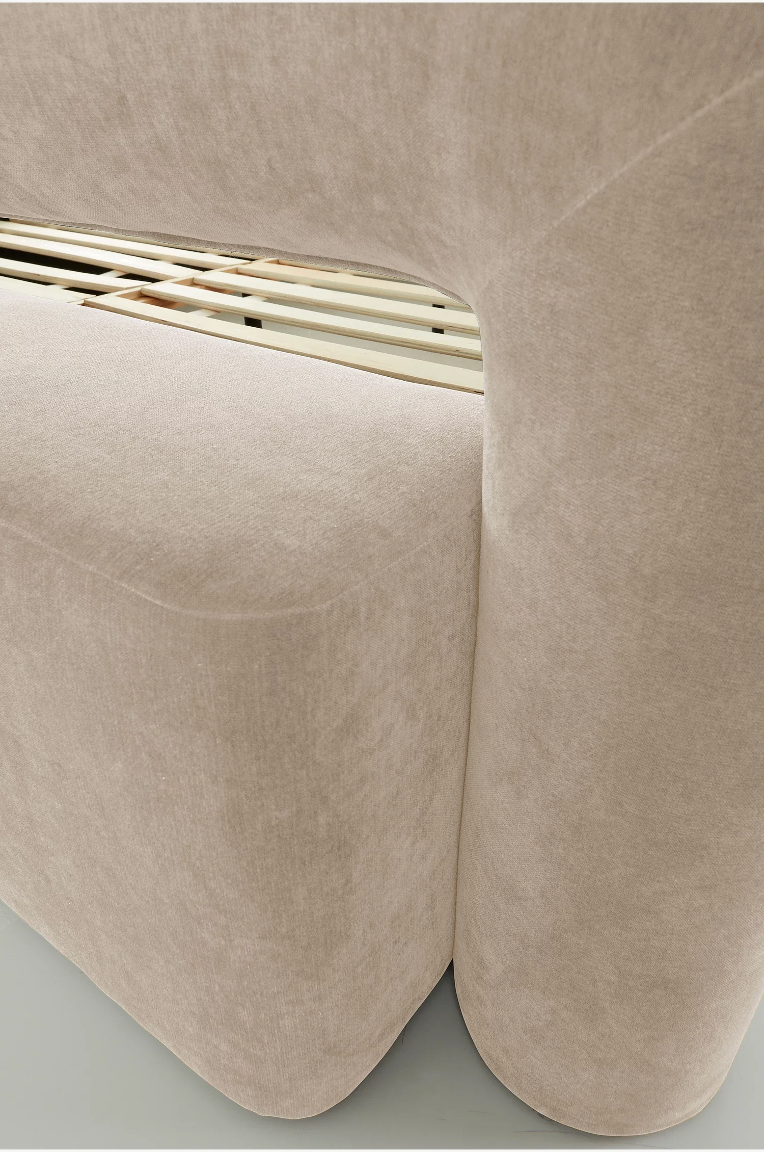 2022 New Nordic Design Inviting Bed Frame with Softly Padded Headboards Box Spring Double Mattress Queen Velvet Fabric Bed