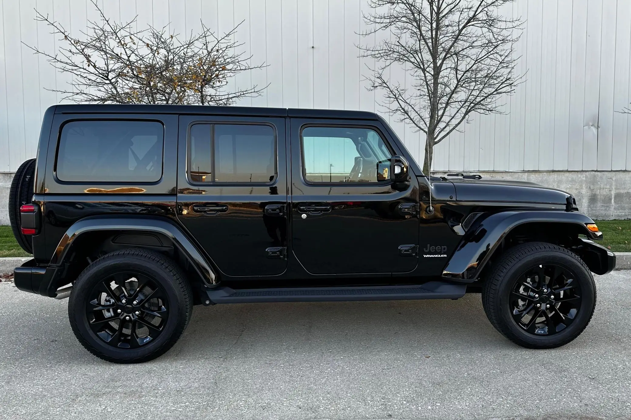 2023 Je ep Wrang ler неограниченное количество автомобилей большой высоты 4x4 Подержанный автомобиль автоматический с панорамным Люком на крыше R18 Круизный электрический механизм