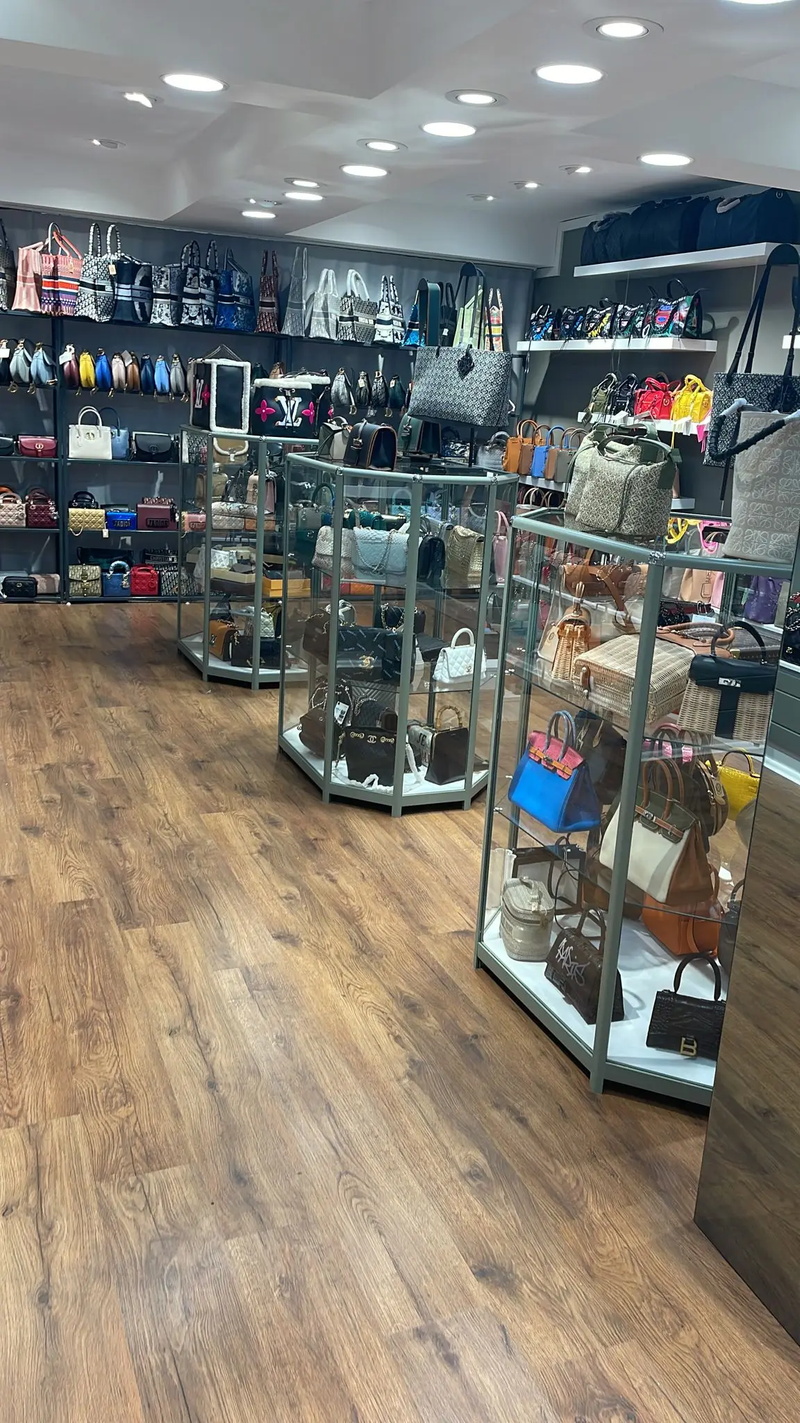 Modern Design Geometric Free Standing Hexagonal Tower Glass Display Cabinets , Aluminum Frame Corner Glass Vitrines