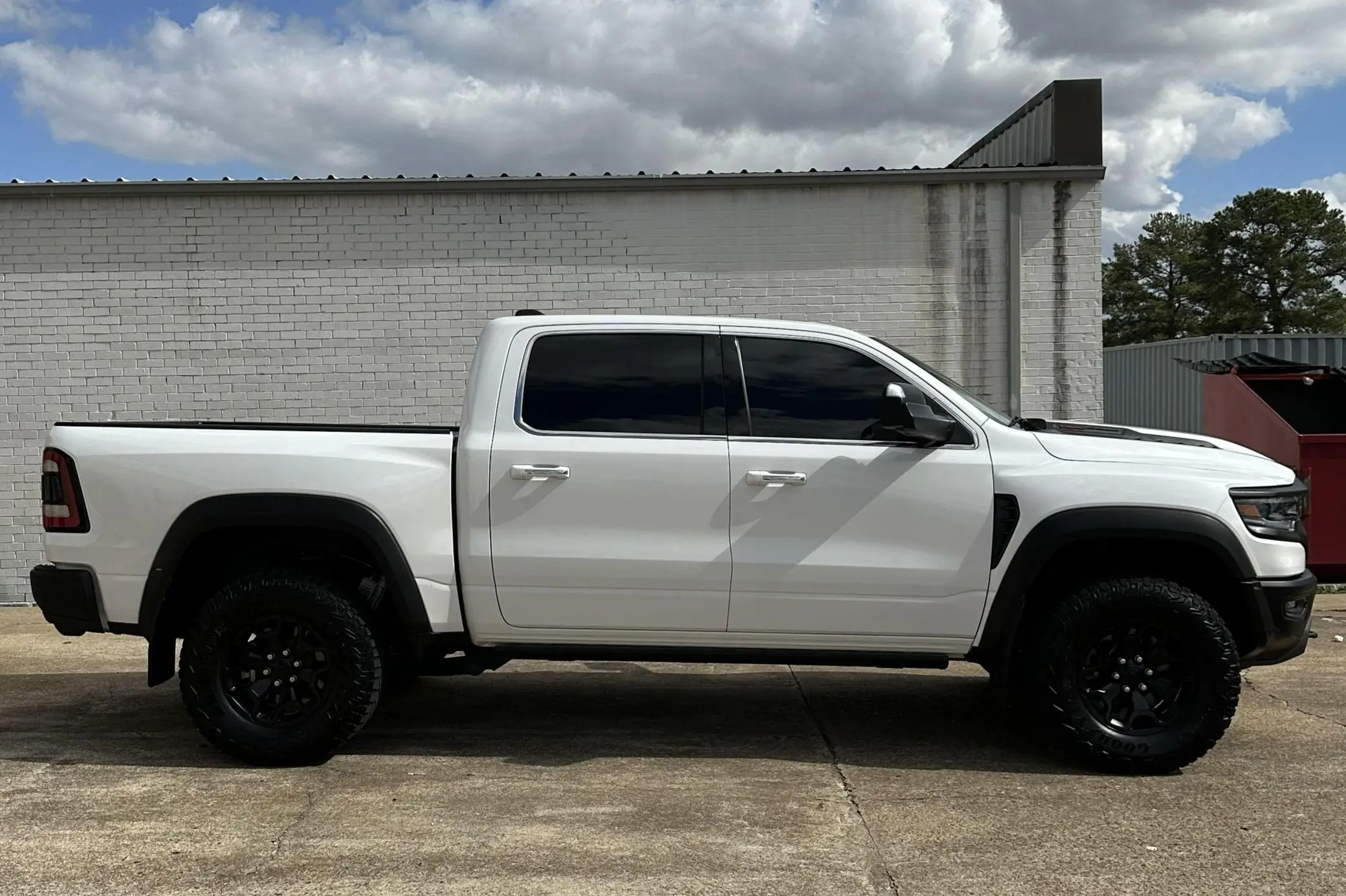 2019 R a m 1500 Laramiee 4x4 автоматические кожаные сиденья AWD R18 шины Euro V эмиссия панорамный люк на крышу алюминиевый багажник слева