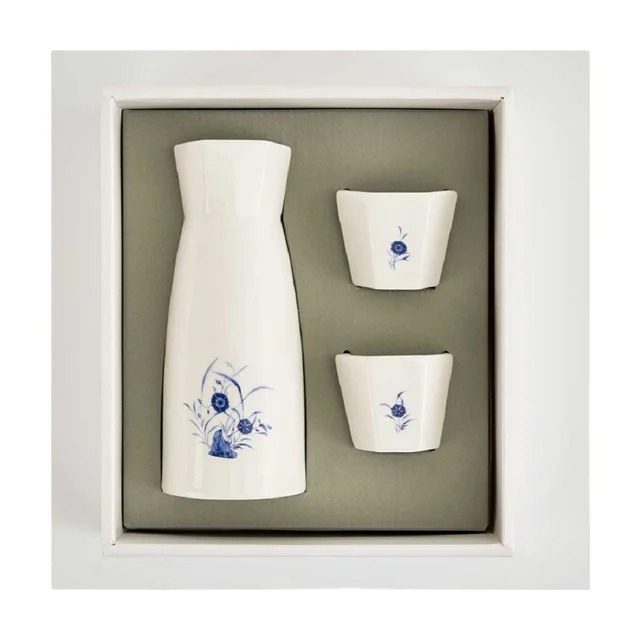 [White porcelain flat bottle with floral design in cobalt blue] Joseon Dynasty white porcelain flat bottle