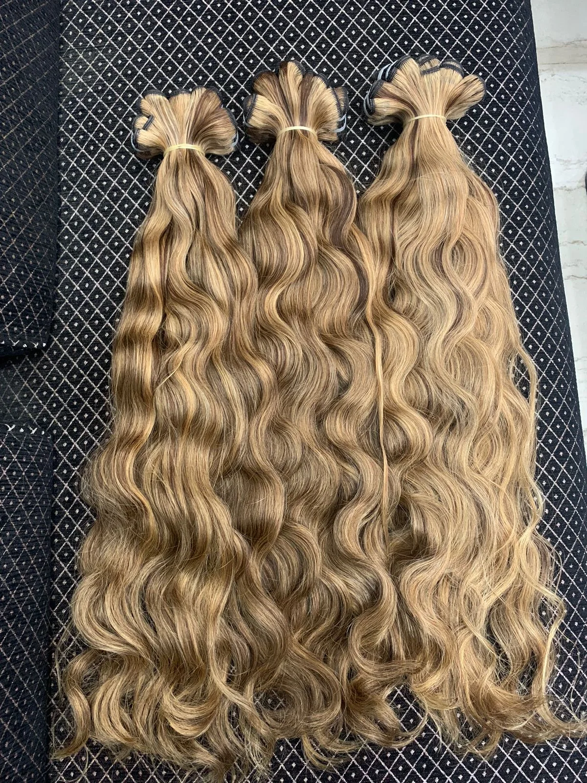 Wholesale Supply Best Quality 100% Natural Raw Remy Blonde Indian Virgin Human Hair Extensions 30 Inches Kinky Style Low Price