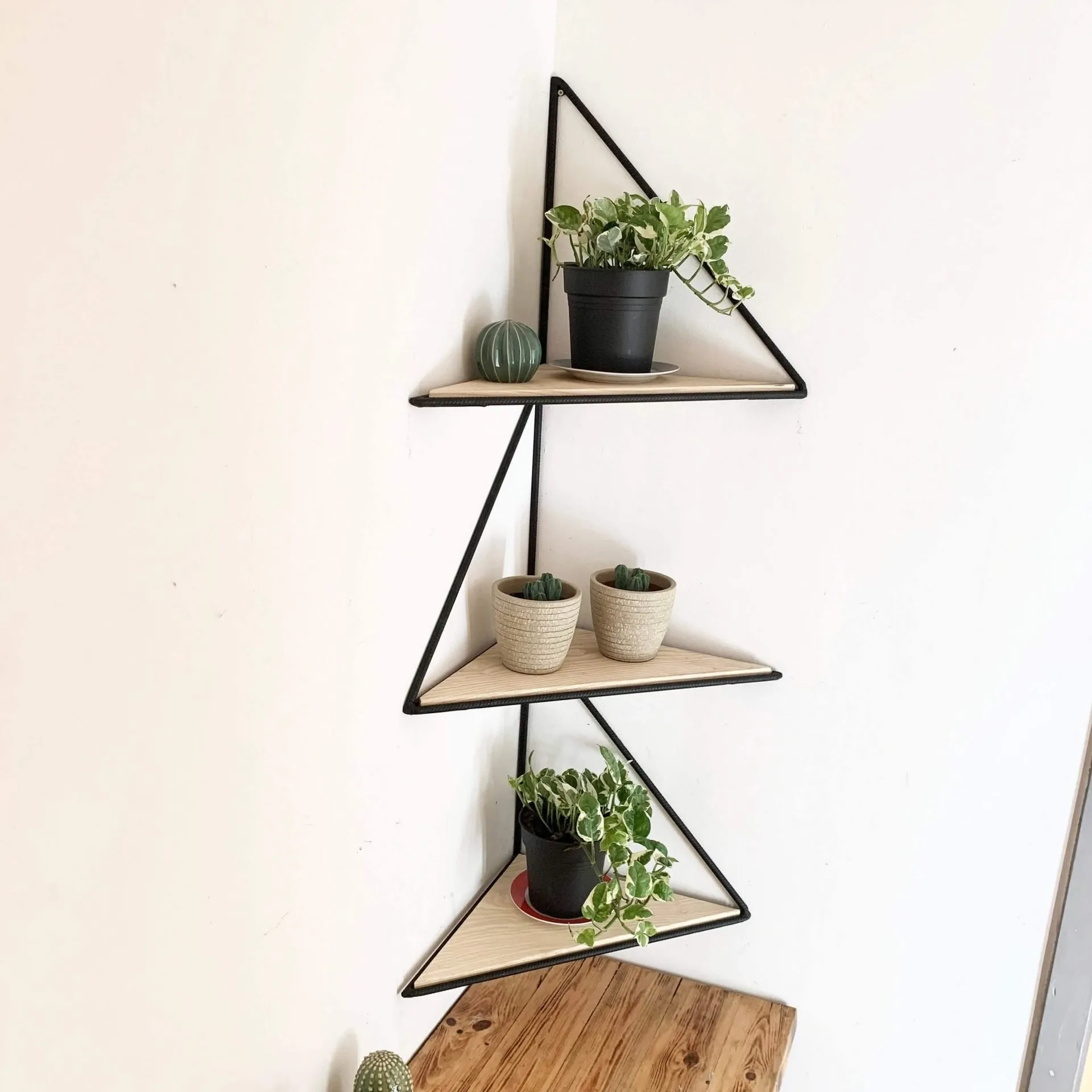 Luxury Quality Triangular Tall Iron Frame Corner Wall Shelf with Wooden Racks Used for Corner Shelving Outdoor Plant Storage.