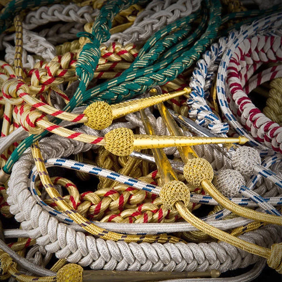 Индивидуальный цвет Aiguillette черный шелковистый с золотистой биркой витое платье индивидуальная Униформа аксессуары