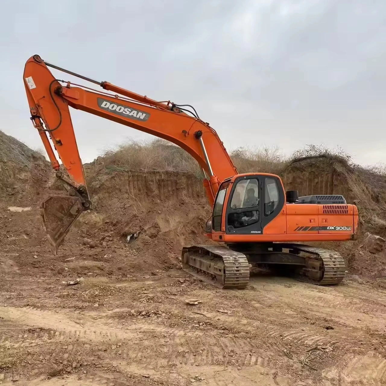 DX300-LC doosan Подержанный оригинальный гусеничный экскаватор по более низкой цене Лидер продаж большой экскаватор/Подержанный Doosan