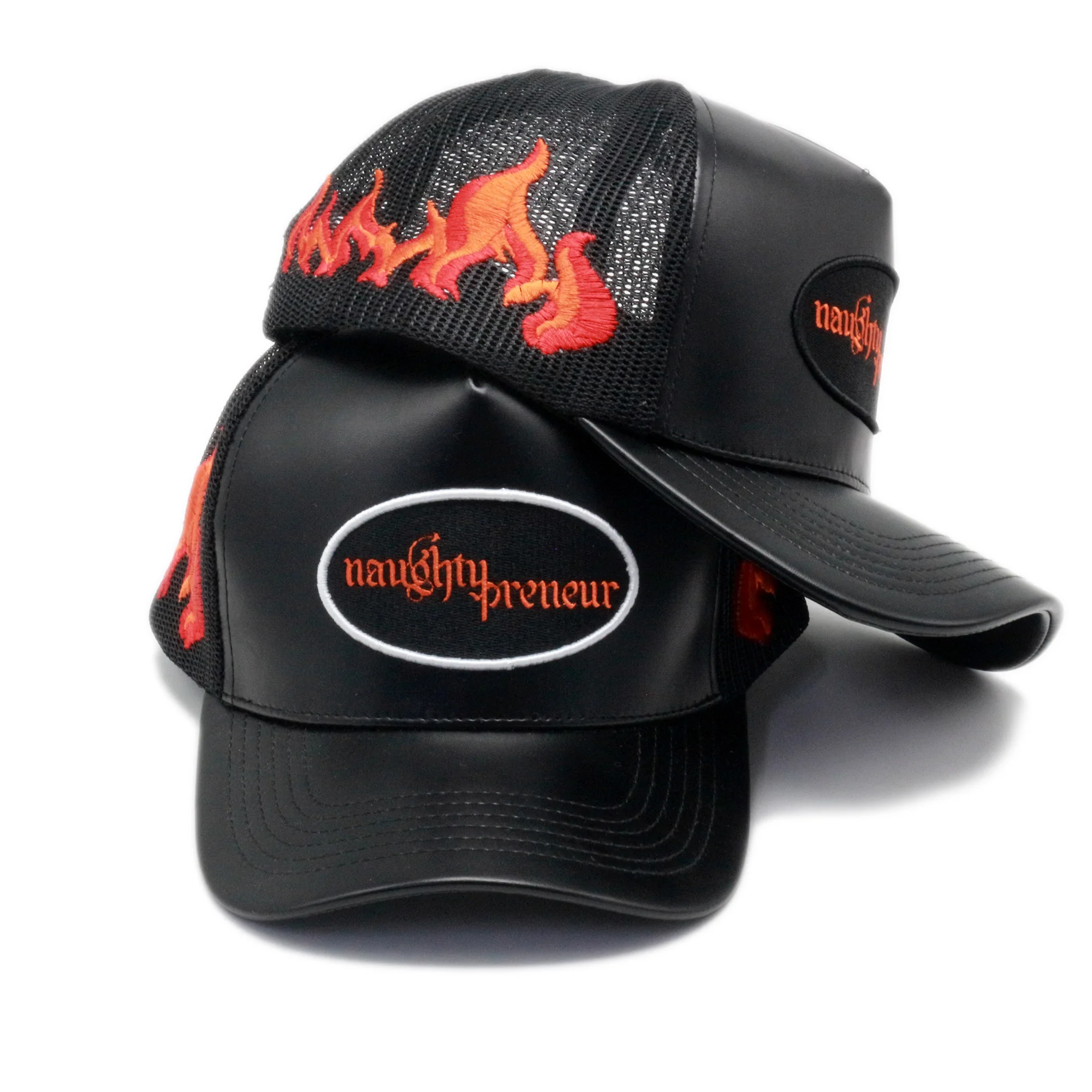 Бейсболка из искусственной кожи с блестящей вышивкой и логотипом