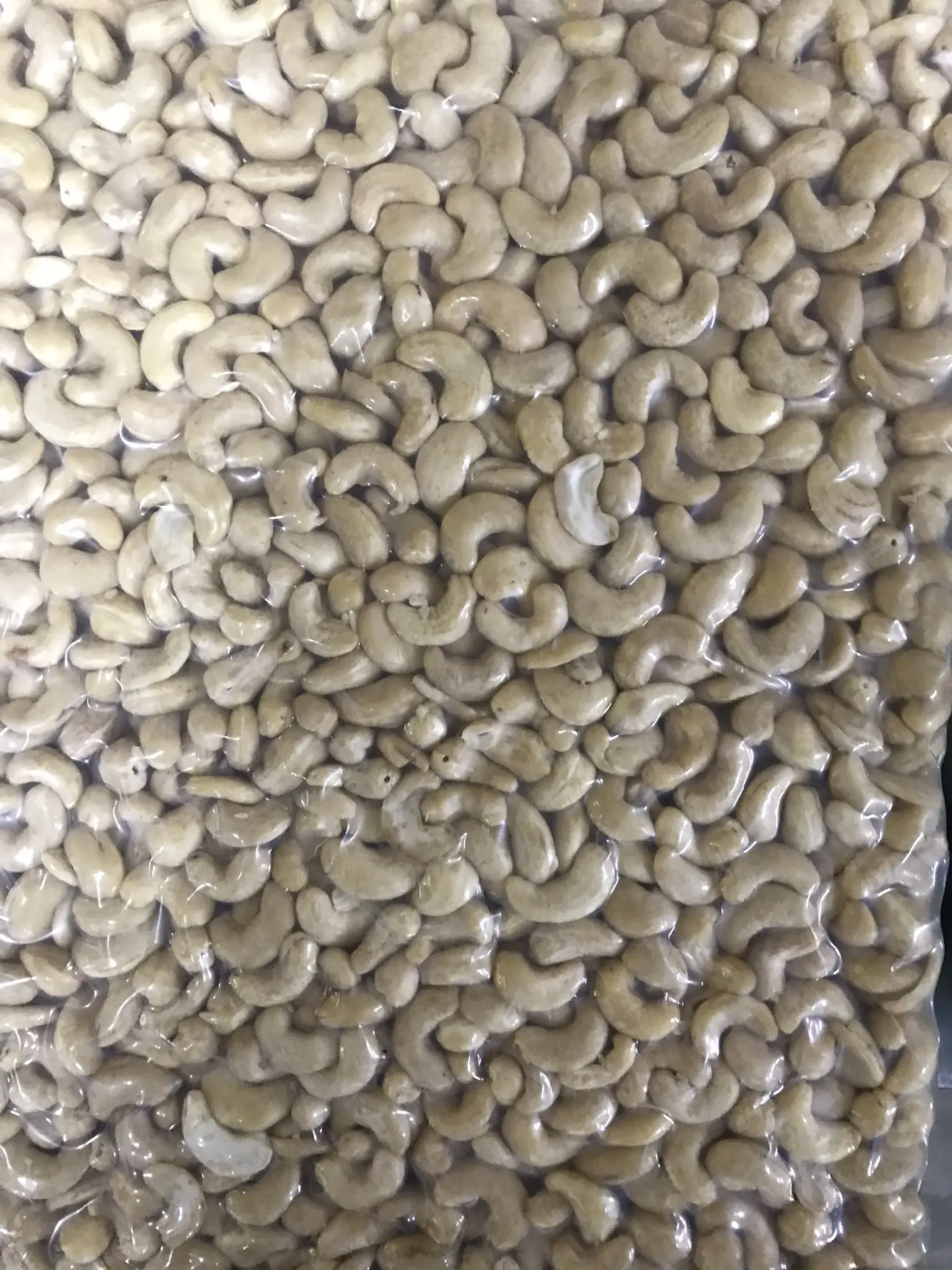 Vietnam Fresh Dried Processed CASHEW NUTS KERNELS in WW240 W240 W320 AFI Vacuum Bags for Food Applications  - ANNA DO