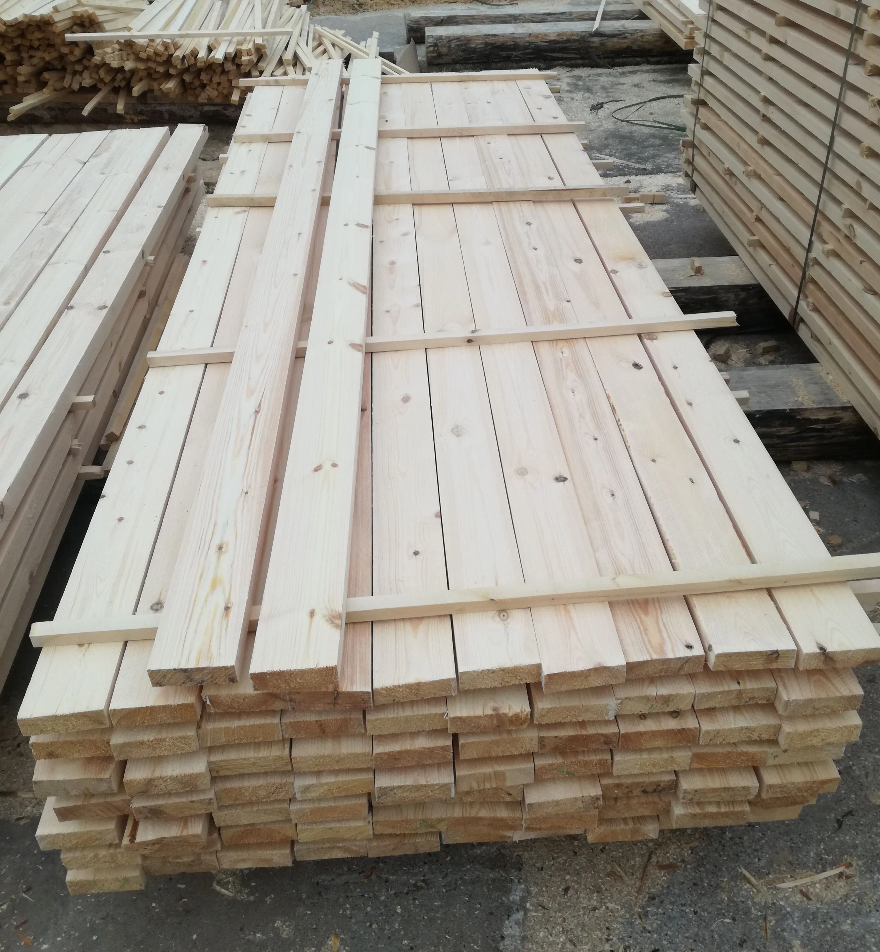 Wholesale Pine Edged Wooden Board Timber Lumber Solid Board Wooden Planks For Construction Industrial Wood