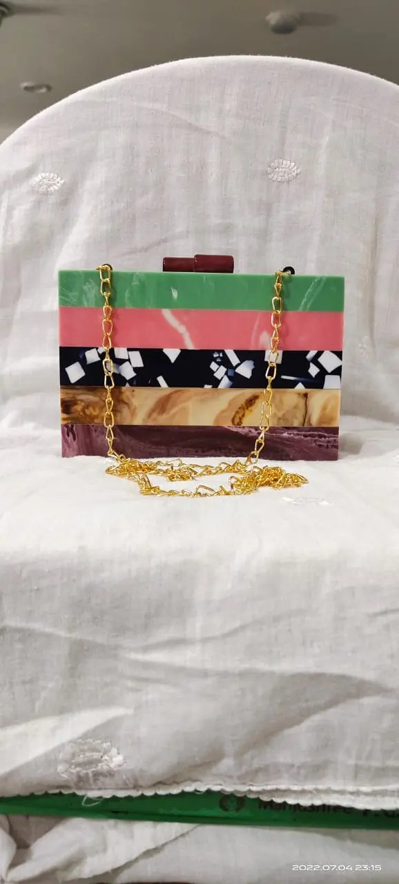 Женский прямоугольный клатч из дерева