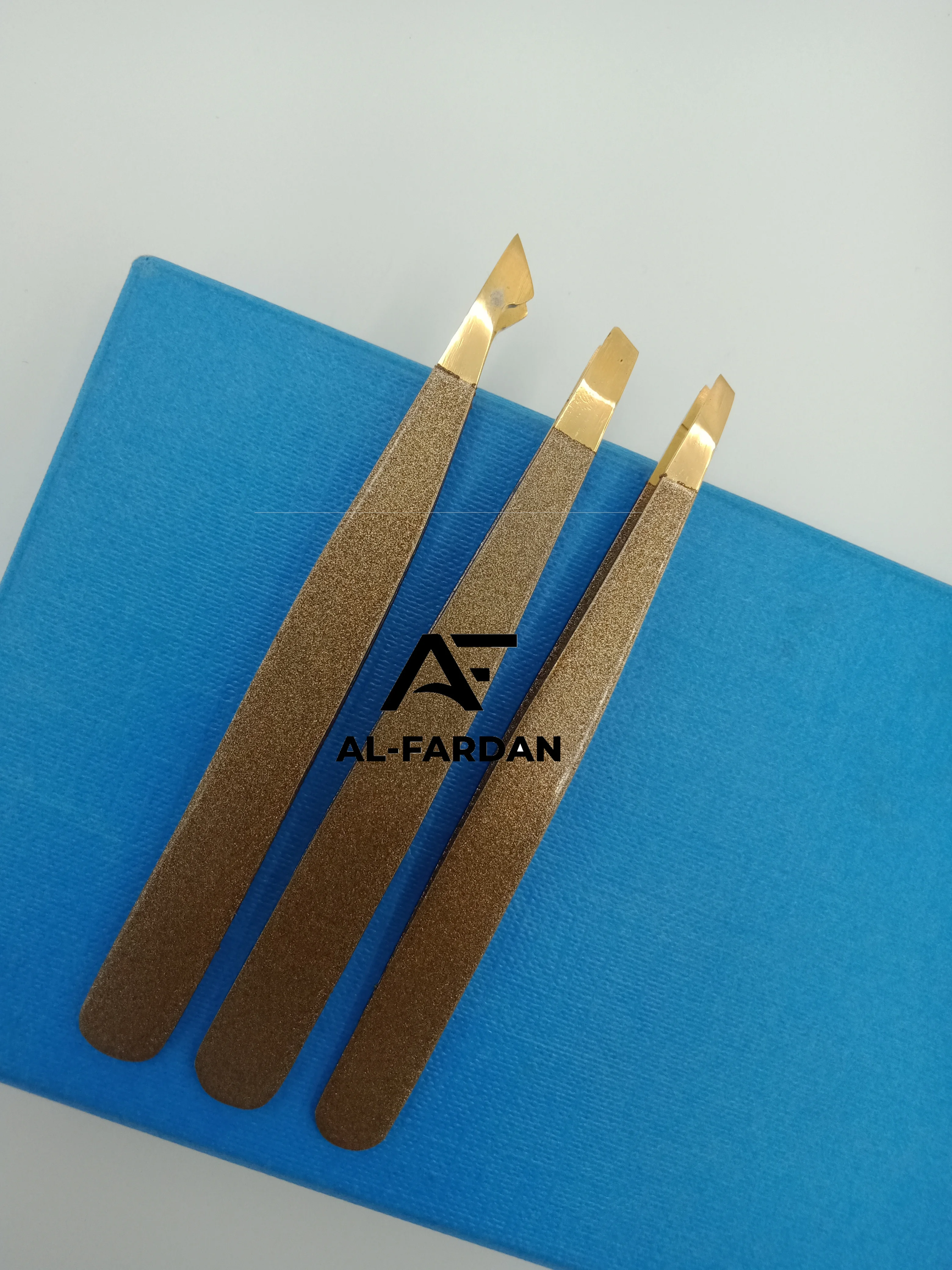 Slanted Tip Brown Color Gold Tip Eyebrow Tweezer High Quality Surgical Grade Stainless Steel Hair Plucking Brow Tweezers