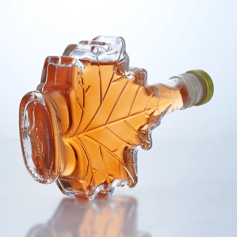 500 ml maple leaf shape transparent glass bottle with screw cap for gin whiskey vodka tequila rum