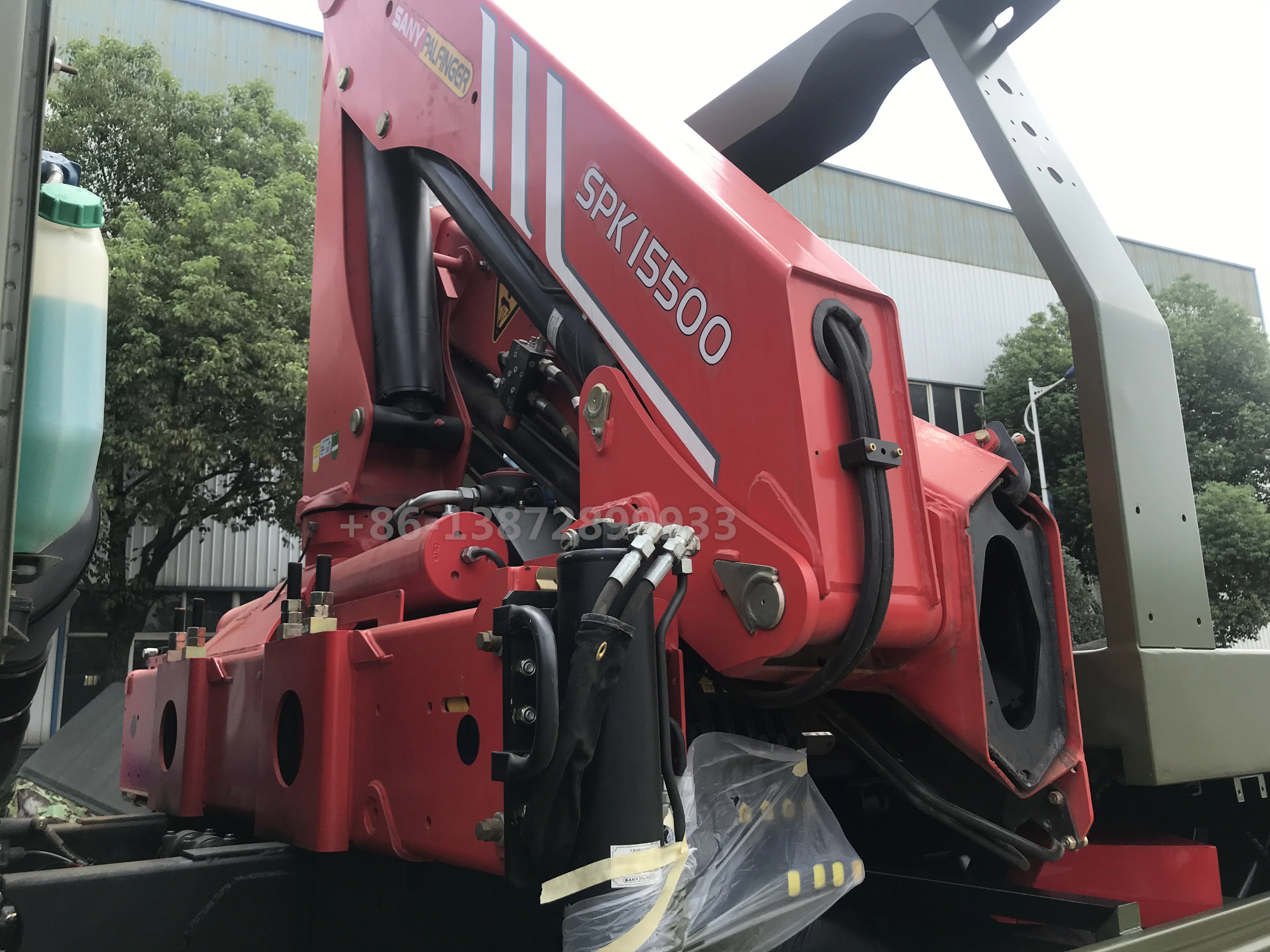 Sinotruk Howo 8-ton flatbed wrecker tow truck japan for sale with 7-ton Sany folding crane