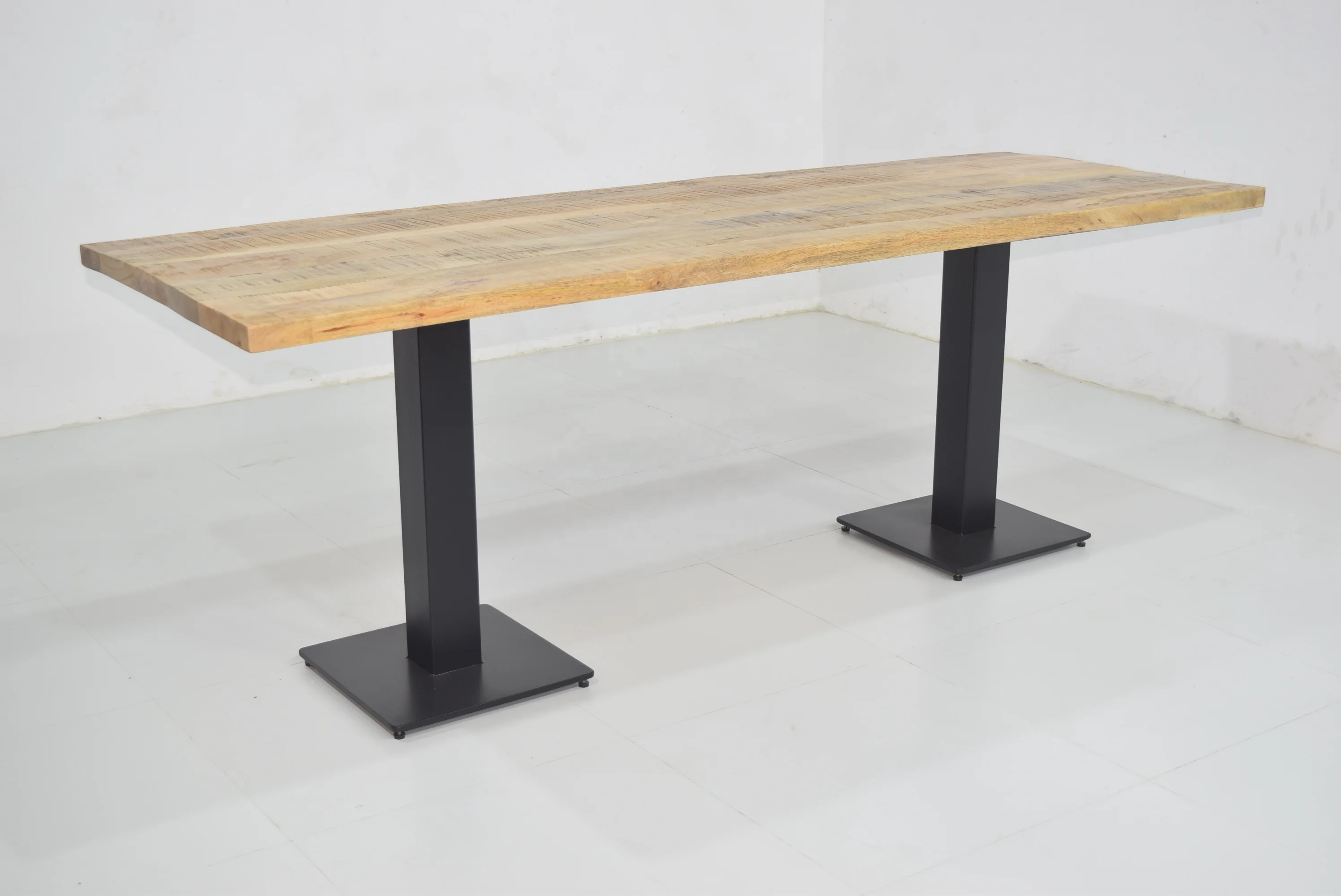 New Arrival 2024 Top Quality Highly Durable Iron Pipe Base and Solid Mango Wooden Top Bar Counter Table for Bar and Restaurant