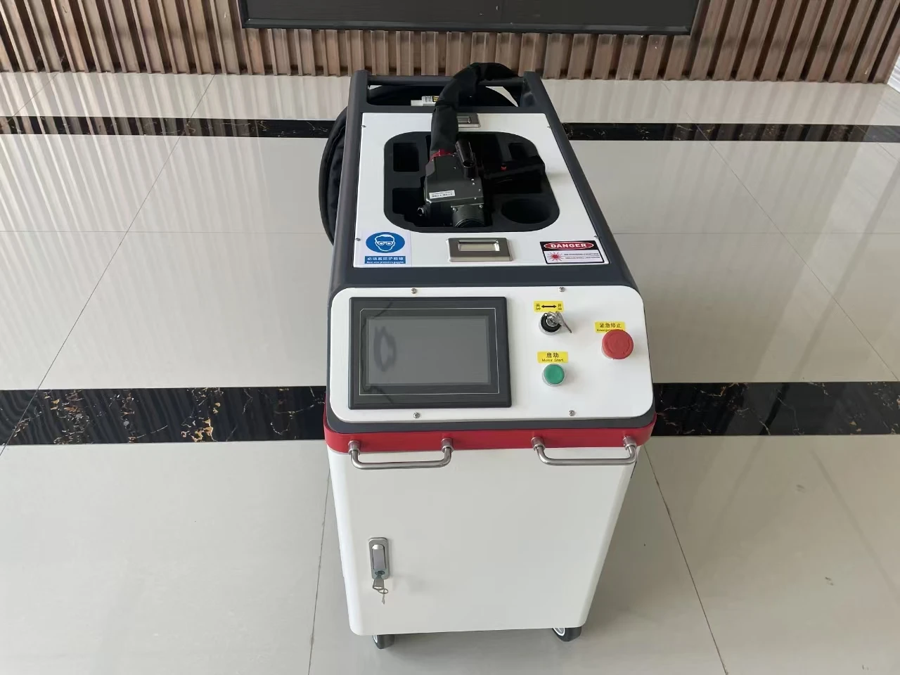 500W Portable Handheld Laser Cleaner Water Cooling Pulse Laser Cleaning Machines for Metal Rust Removal