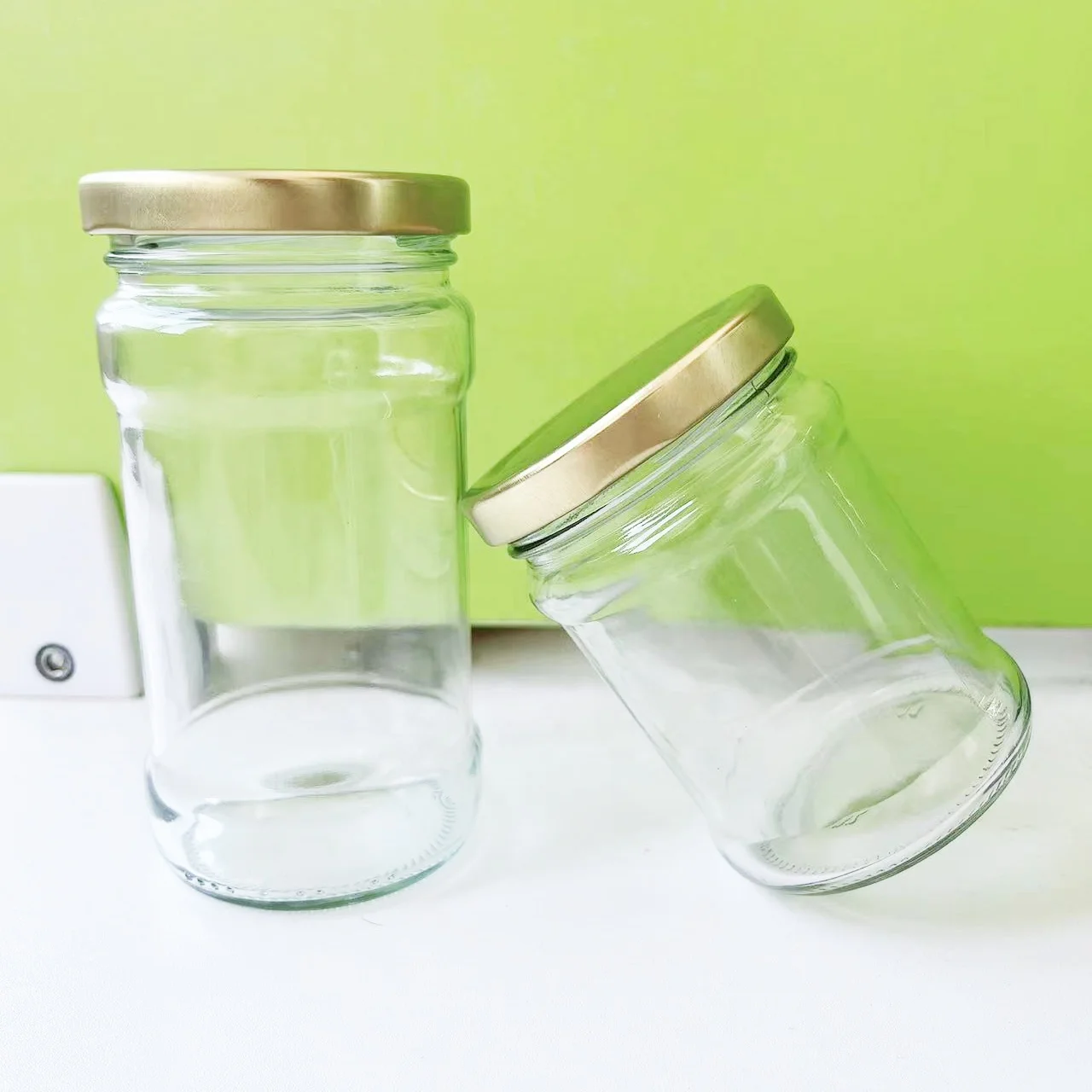 Wholesale 200ml 300ml Round Glass Honey Jar and Golden Metal Lug Guacamole Peanut Butter Glass Jar with Twist Off Lid