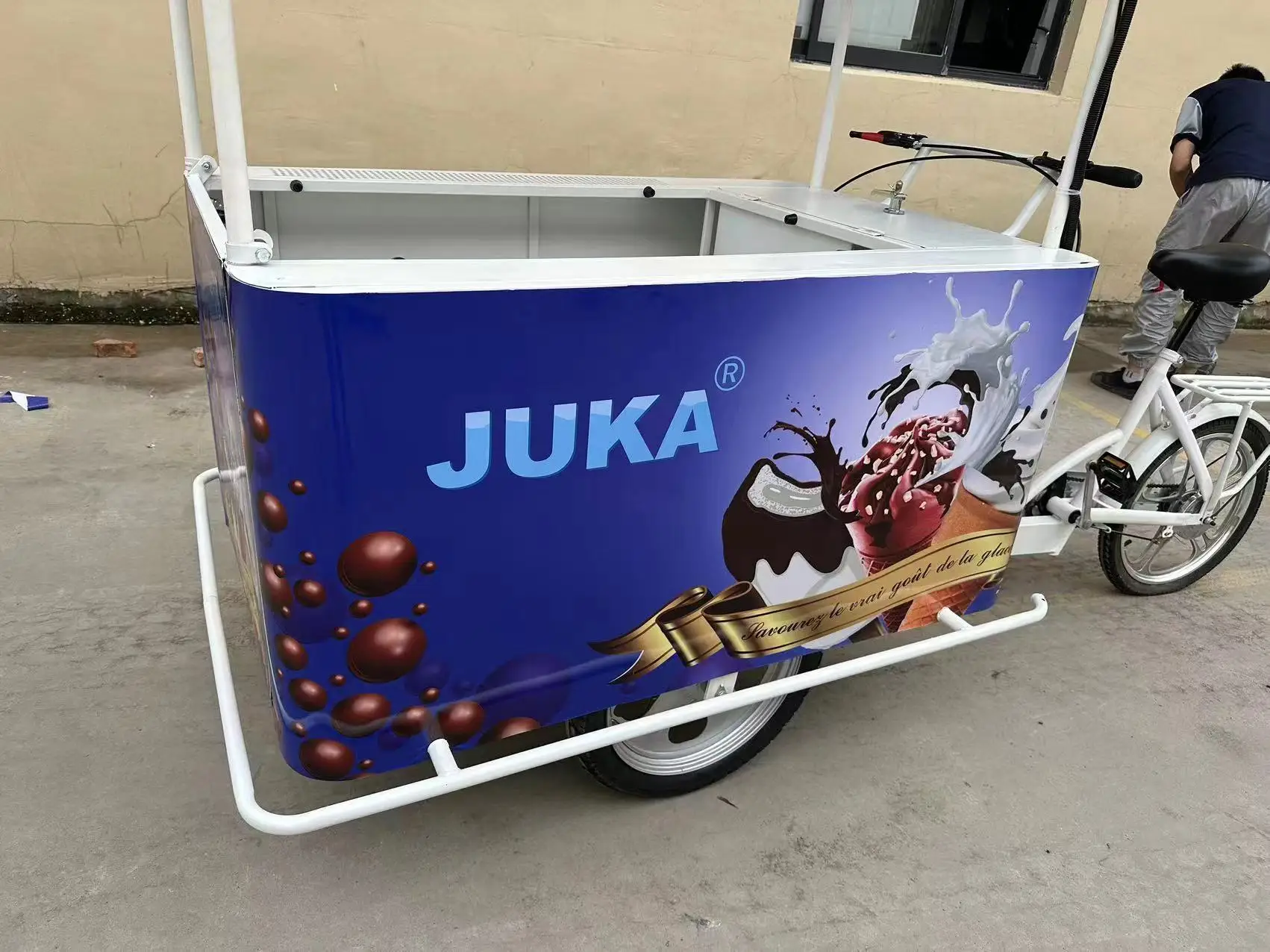 DC 12V24V 208 liters three wheels solar  ice cream bicycle  rickshaw  ice cream canopy cooling drinks  customized colour