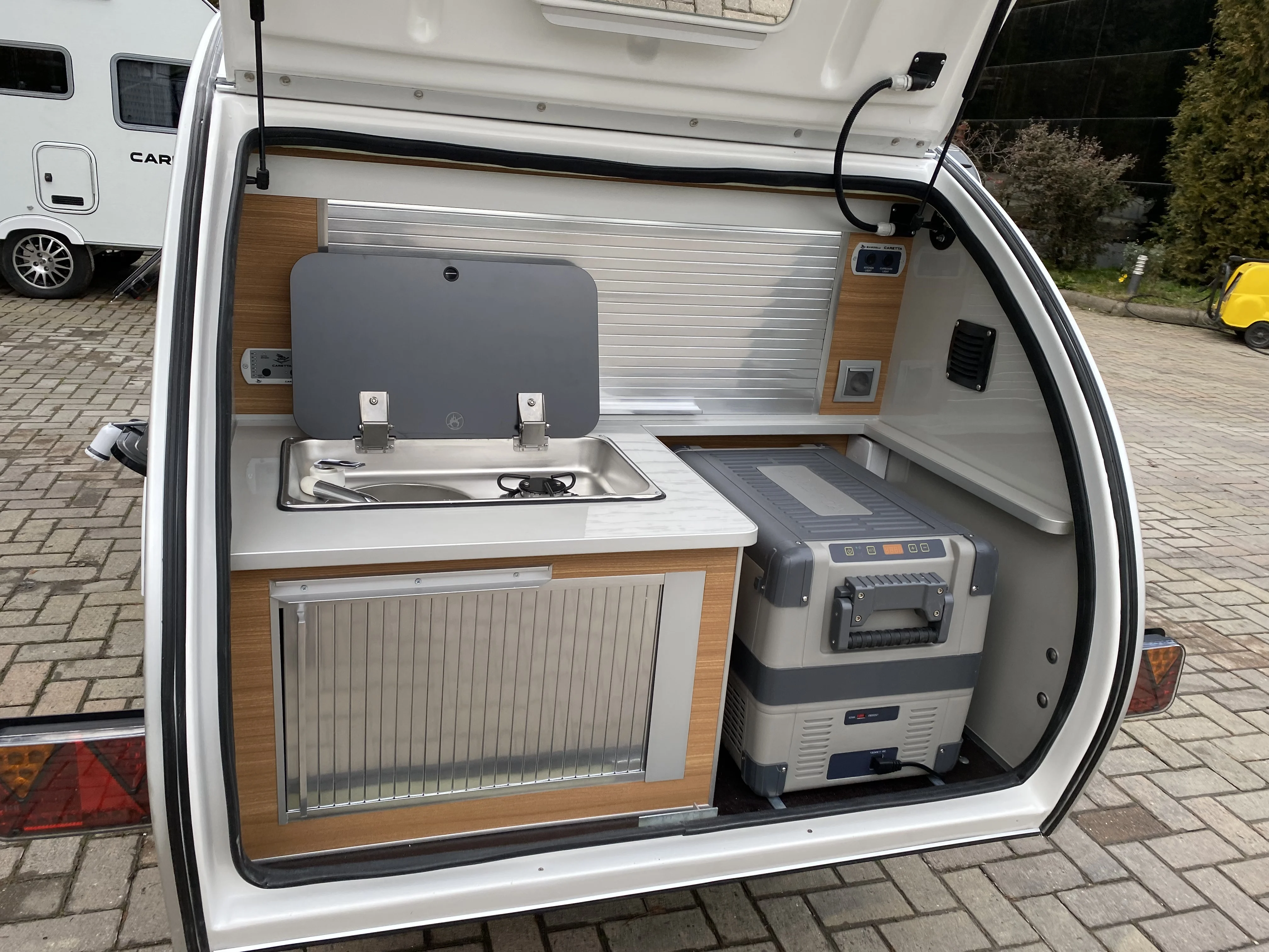 Famous Luxury Motorhomes Camping Caravan Trailer Trck for Sale China Max Black Red White Travel OEM