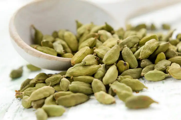 High Quality Grinding Fresh Cardamom Green Cardamom Seasoning Food Grade Cardamom Elaichi .