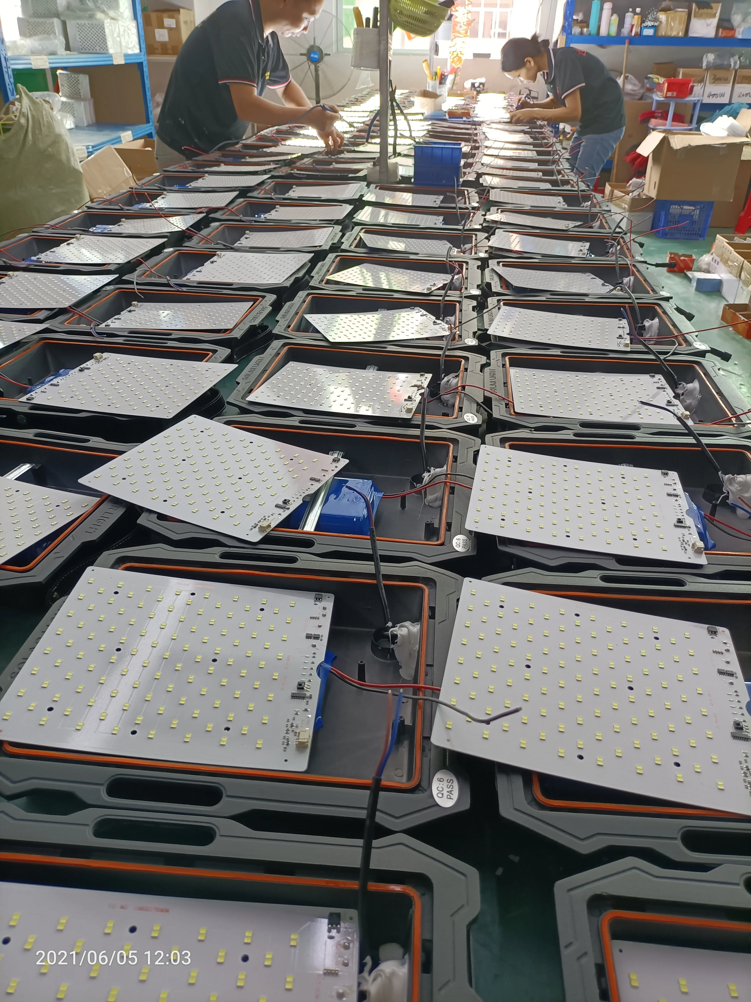 Waterproof IP67 Outdoor Solar Flood Light Aluminum 300w LED Solar Garden Light with Camera