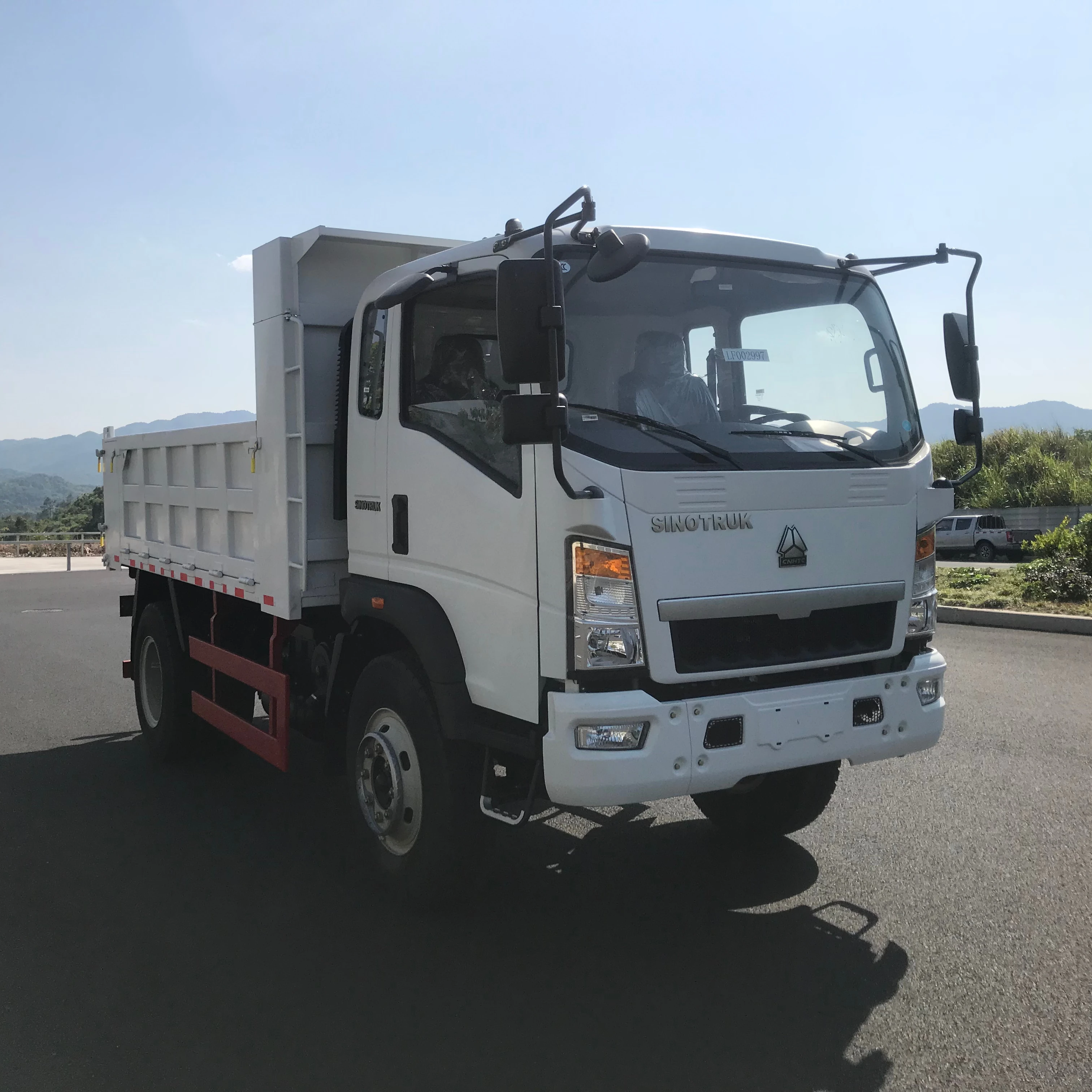 Sinotruk  HOWO Right Hand Driving 4X2 2 Axles  7-10Ton Euro 2 371 hp   6 Tyres  Light Dump  Truck  for sale