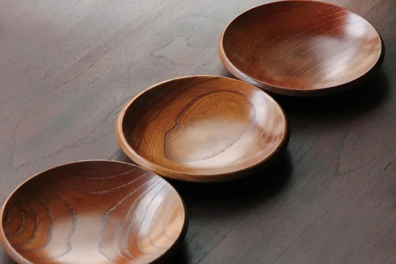 Top quality wood plate round shape latest and wholesale wooden plate kitchenware for food and christmas parties use wood plate