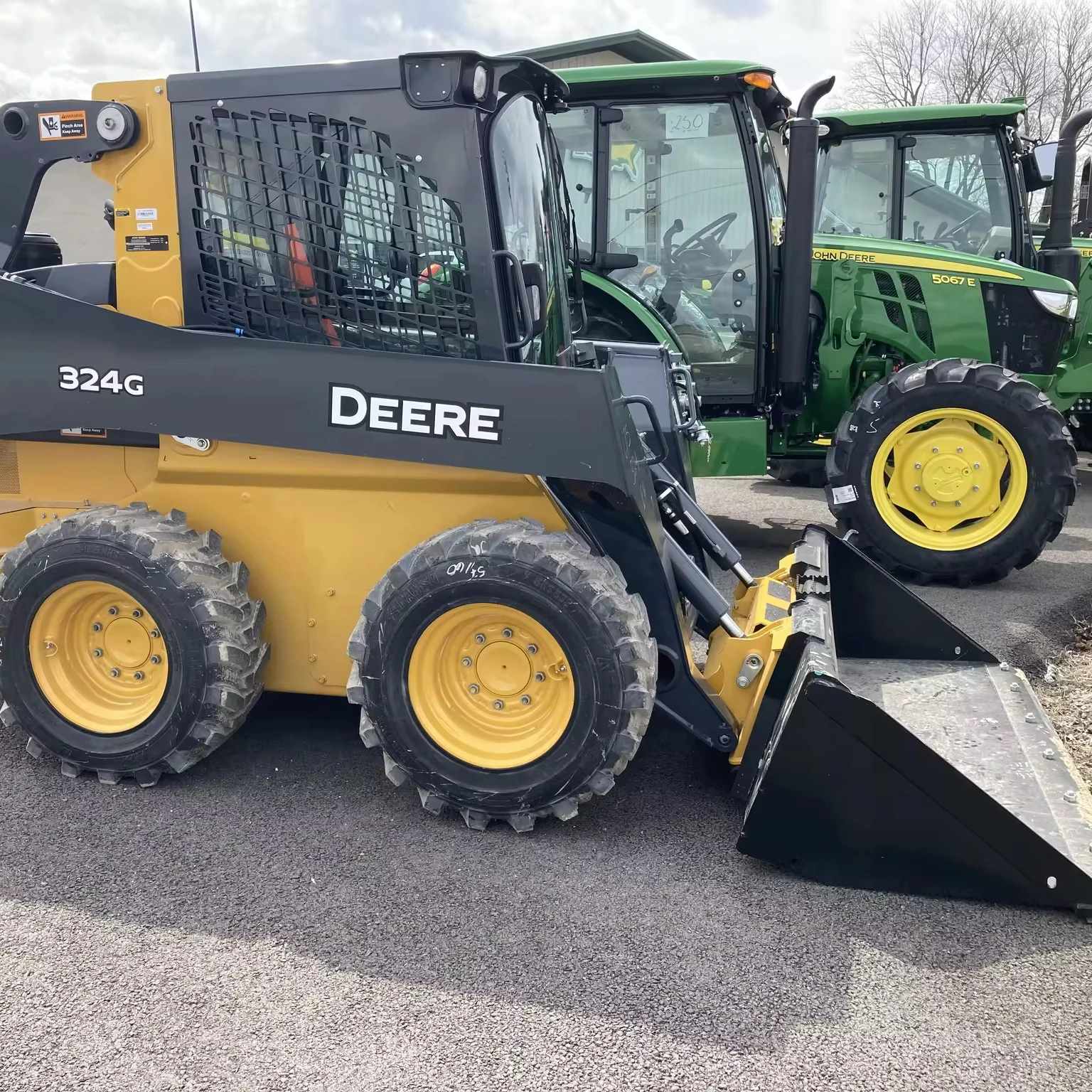 Новые погрузчики John Deeree 324 г Строительная техника