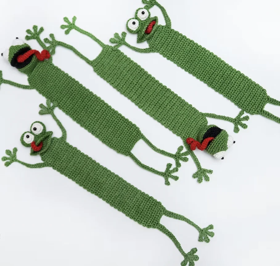 Custom  High Quality 100% Cotton  Knitting Product Hand Crochet peeking frog Bookmark For Gift