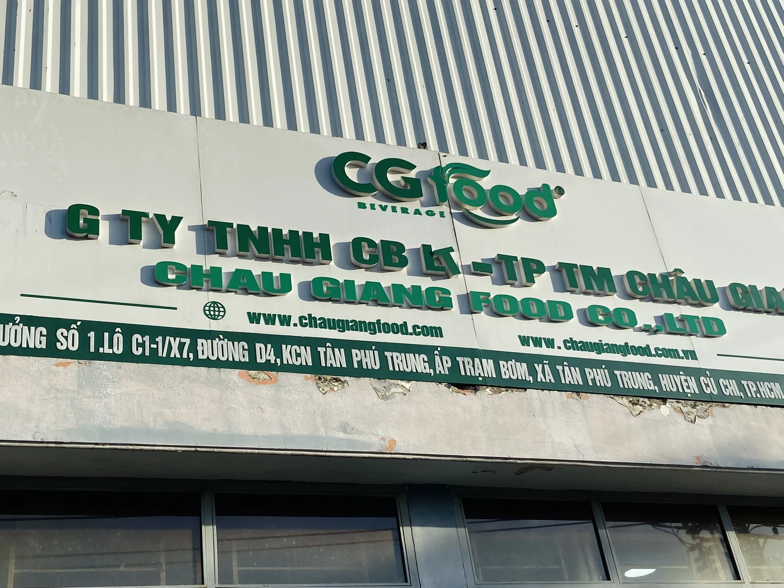 High quality  Coconut water (with pulp) 100%  Fruit juice with coconut flavor Manufacturer in Coconut water