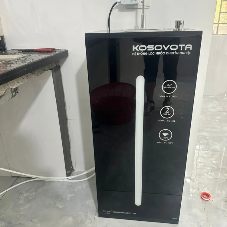 Hot And Cold Water Dispenser Has A RO Drinking Water Filtration System For Commercial And Home Use