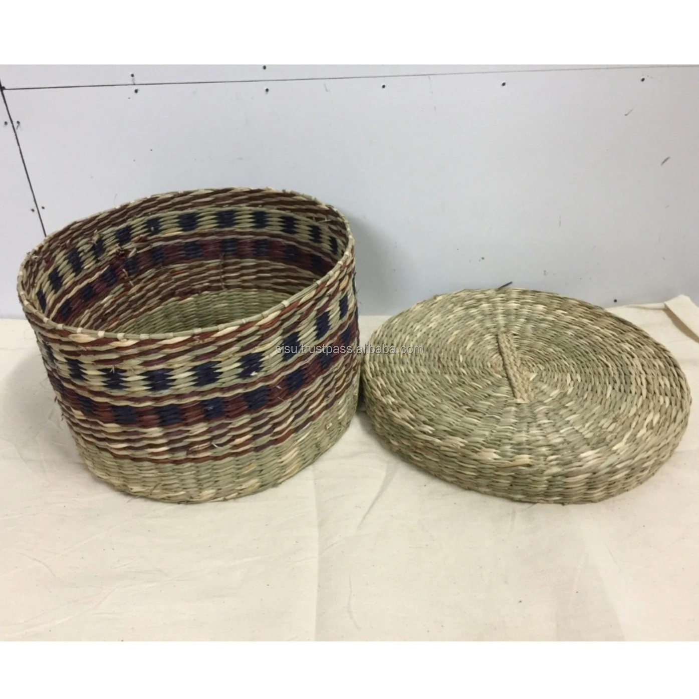Seagrass Basket with Lid/ Patterned Handwoven Basket with Lid Seagrass Basket Storage 100% Natural material from Viet Nam