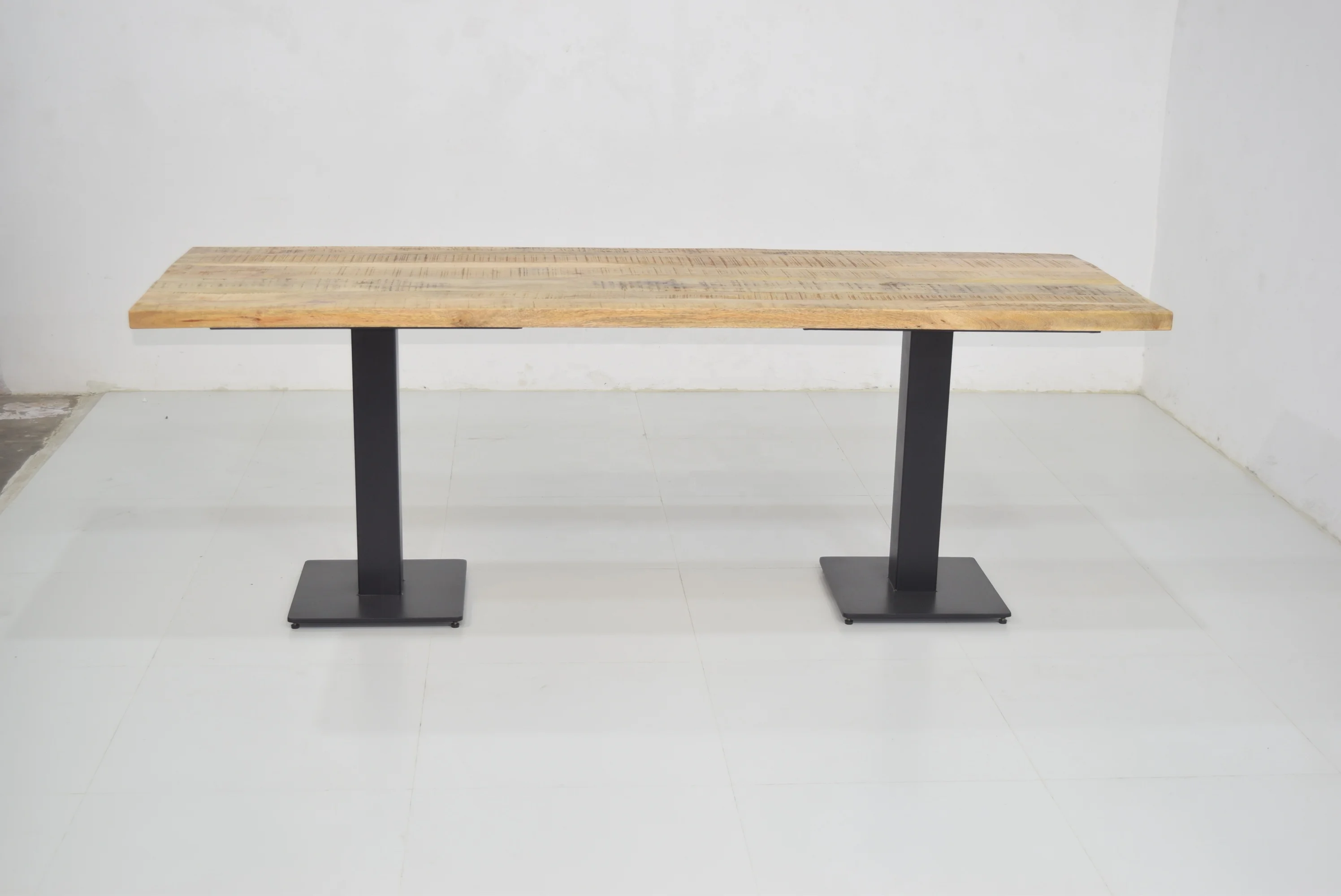 New Arrival 2024 Top Quality Highly Durable Iron Pipe Base and Solid Mango Wooden Top Bar Counter Table for Bar and Restaurant